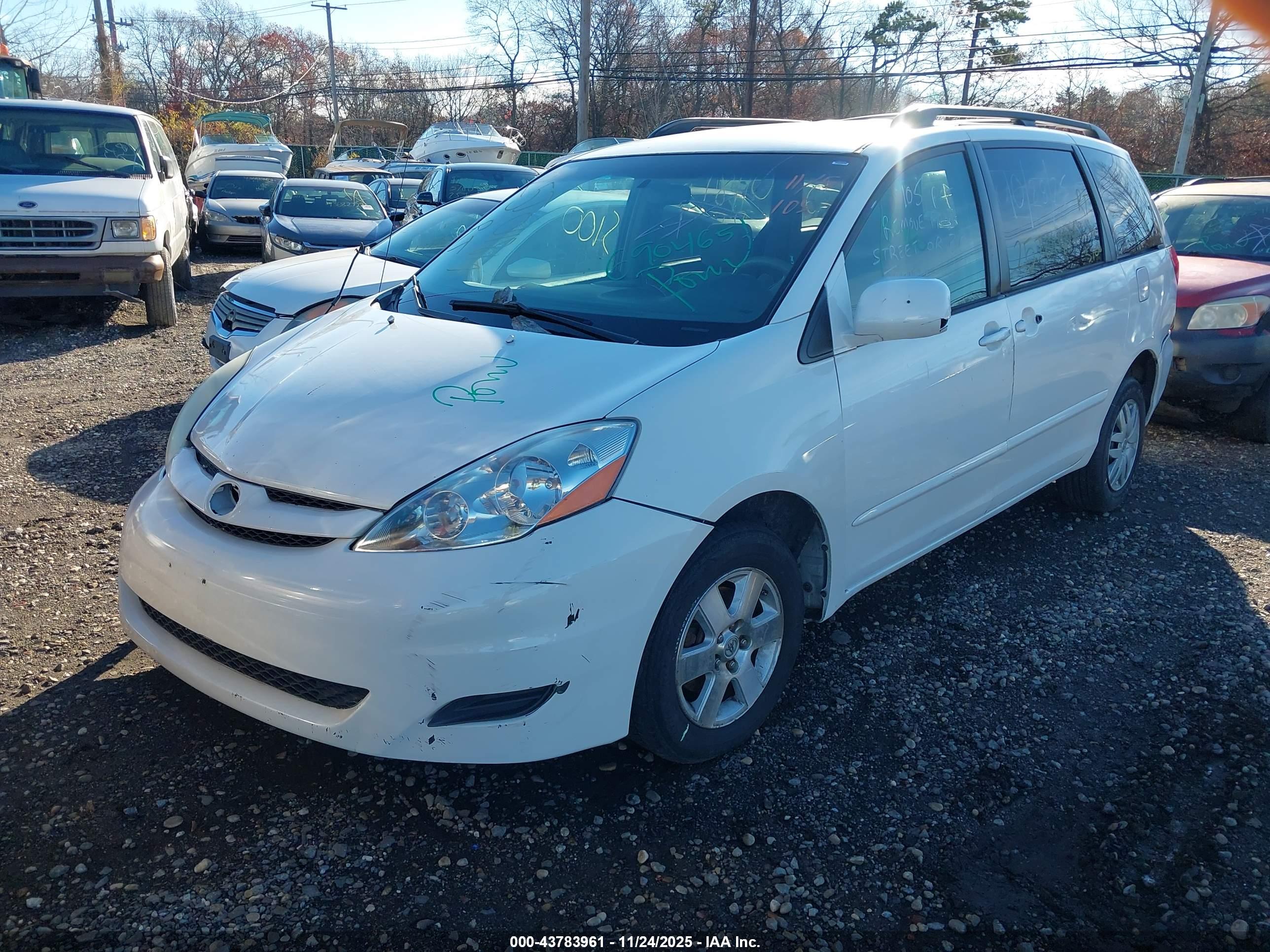 TOYOTA SIENNA image 2