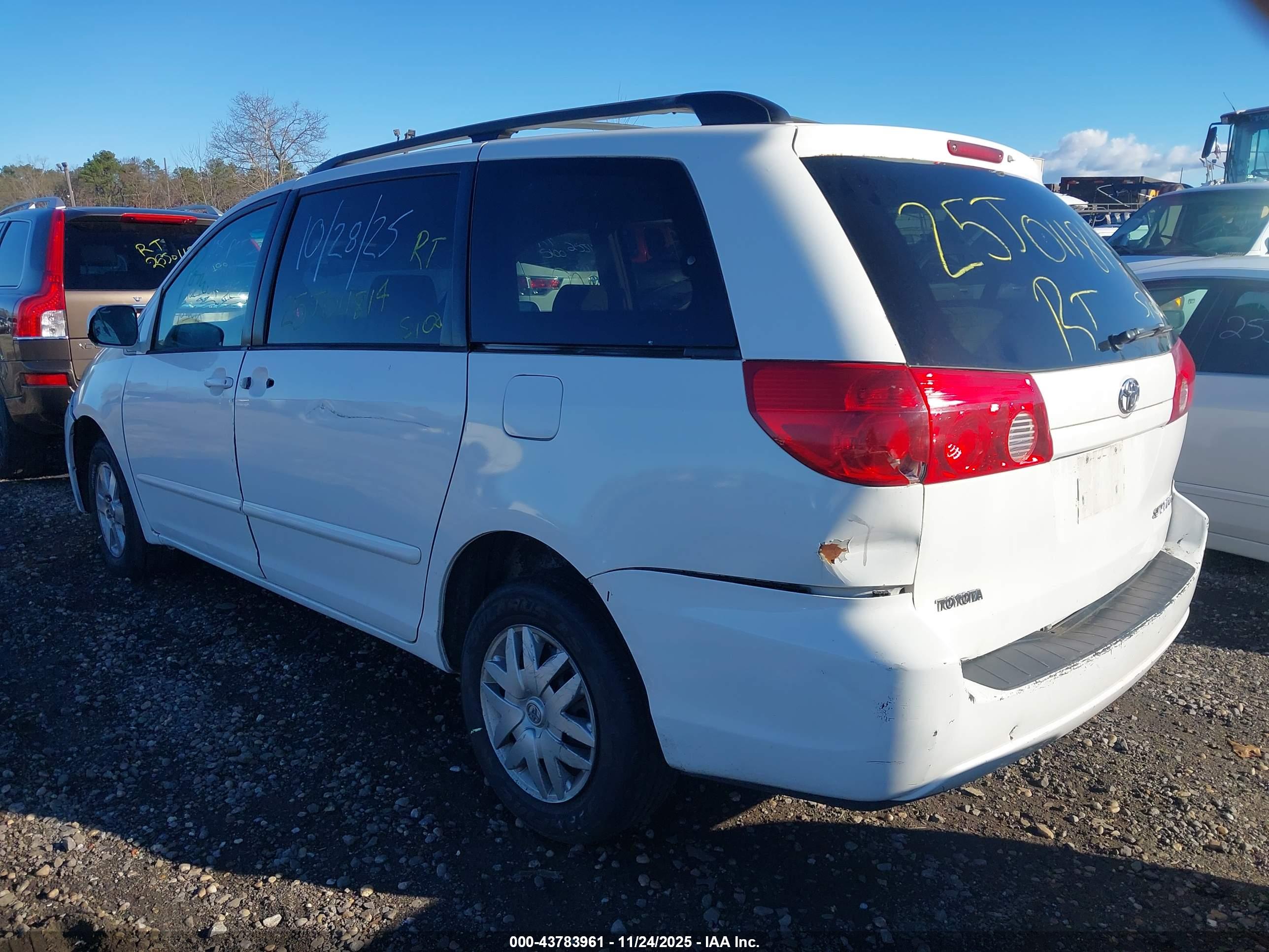TOYOTA SIENNA image 3