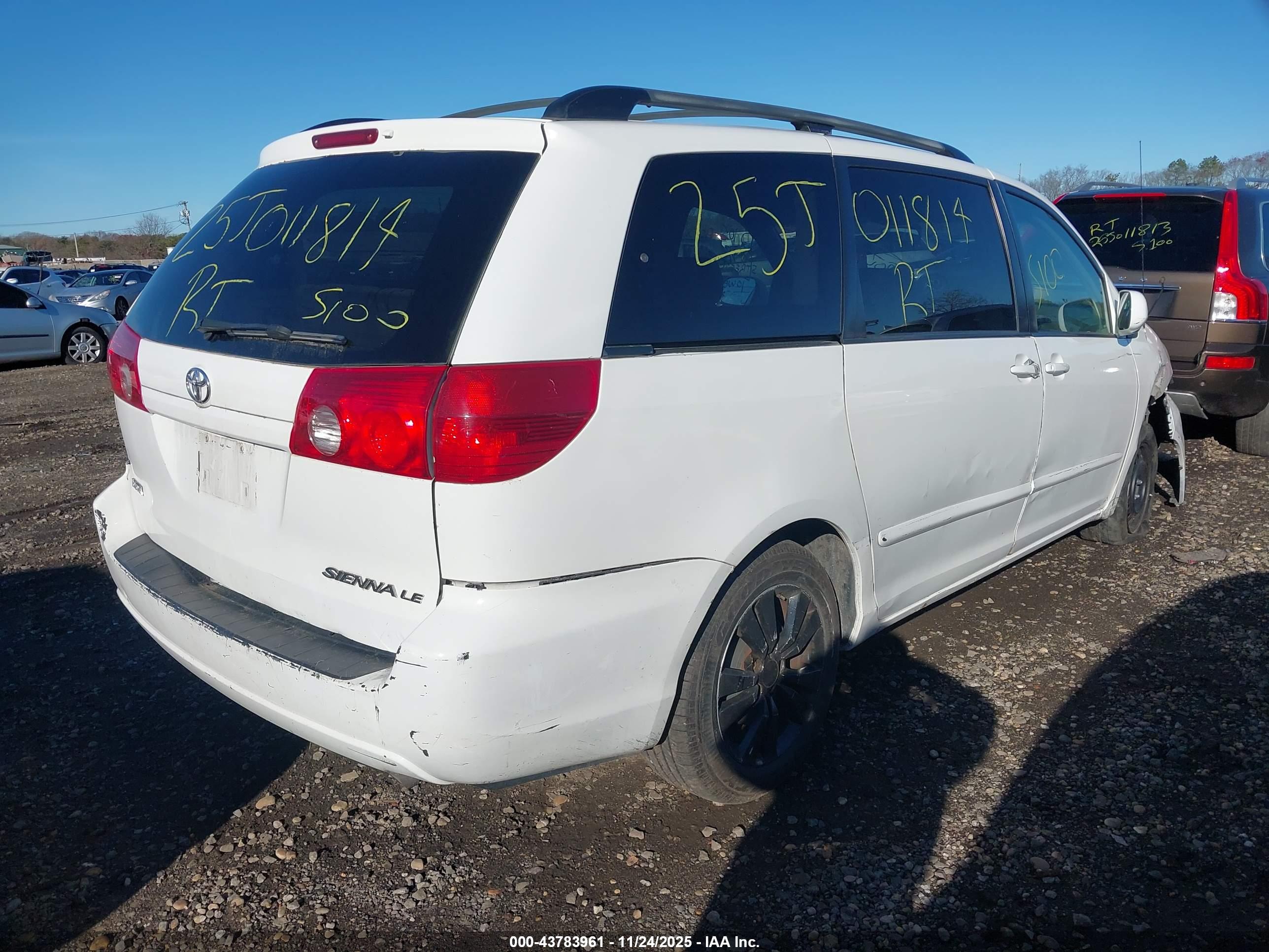TOYOTA SIENNA image 4