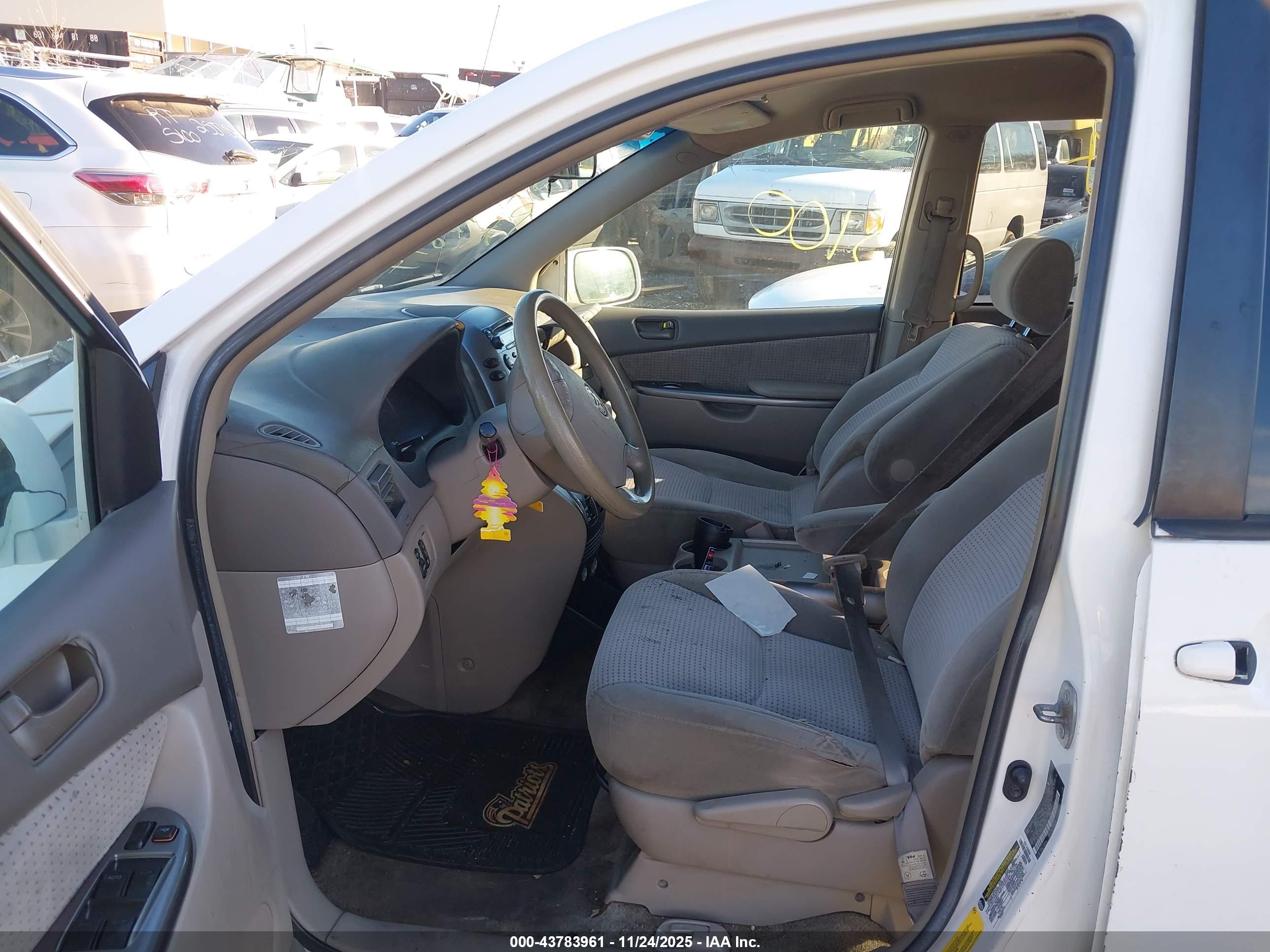 TOYOTA SIENNA image 5