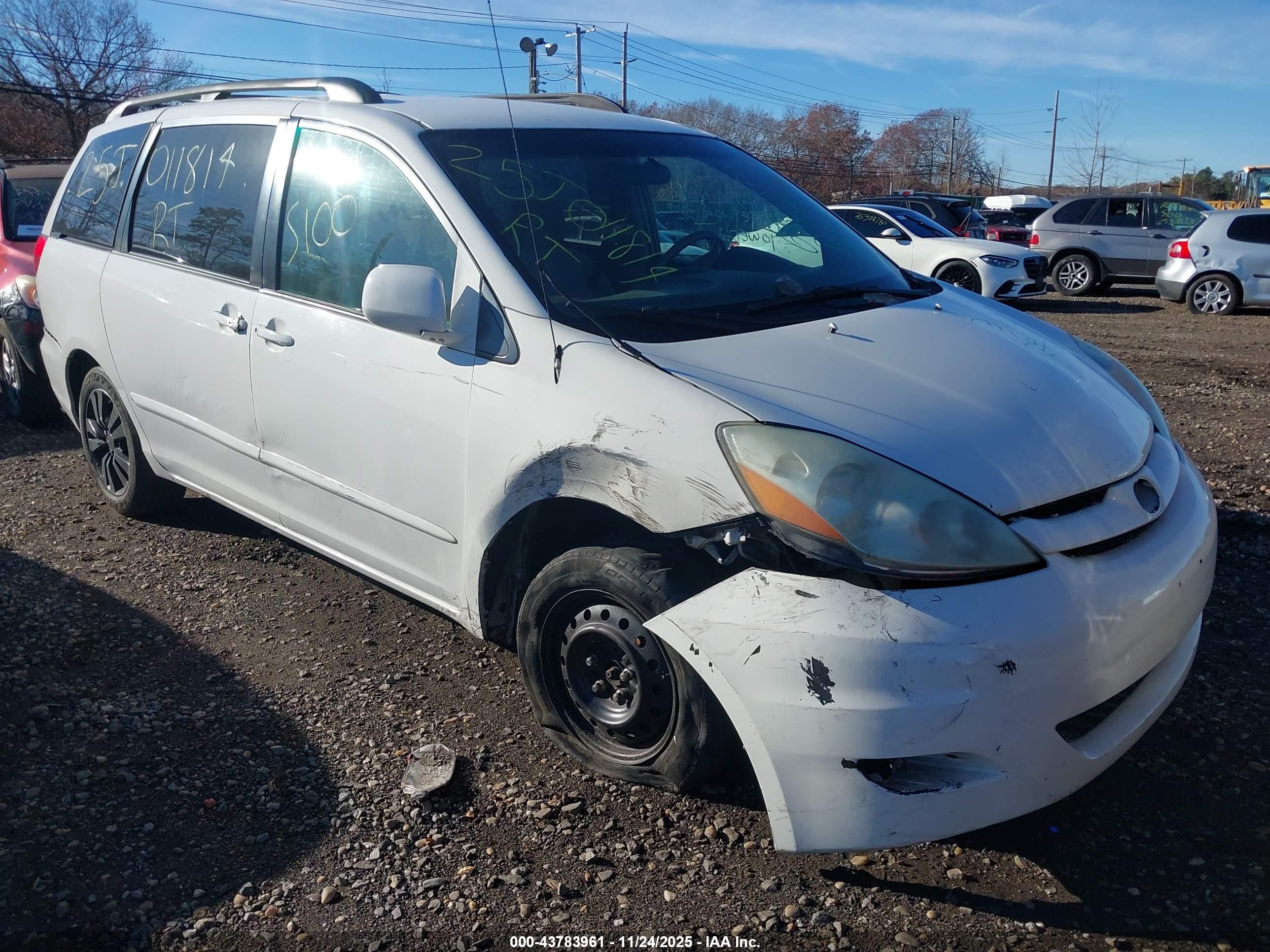TOYOTA SIENNA image 6
