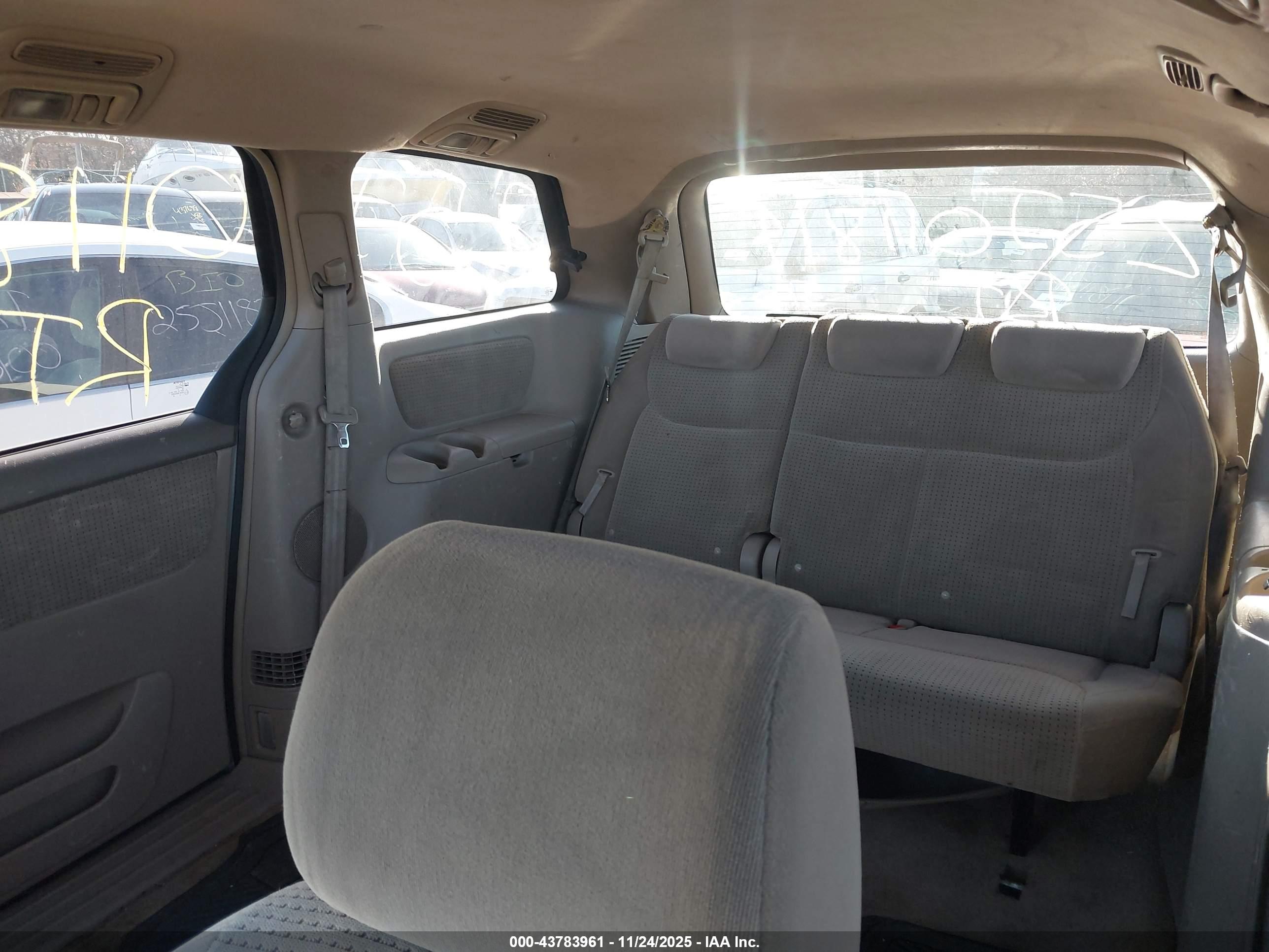 TOYOTA SIENNA image 8