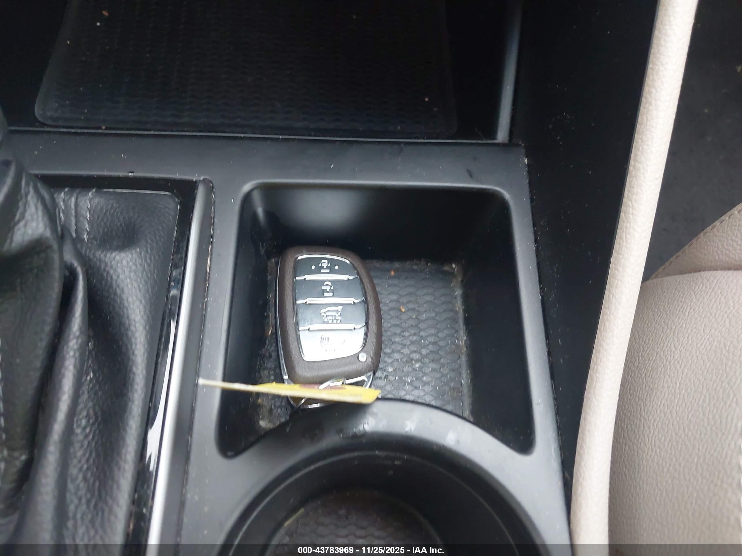 HYUNDAI TUCSON image 11