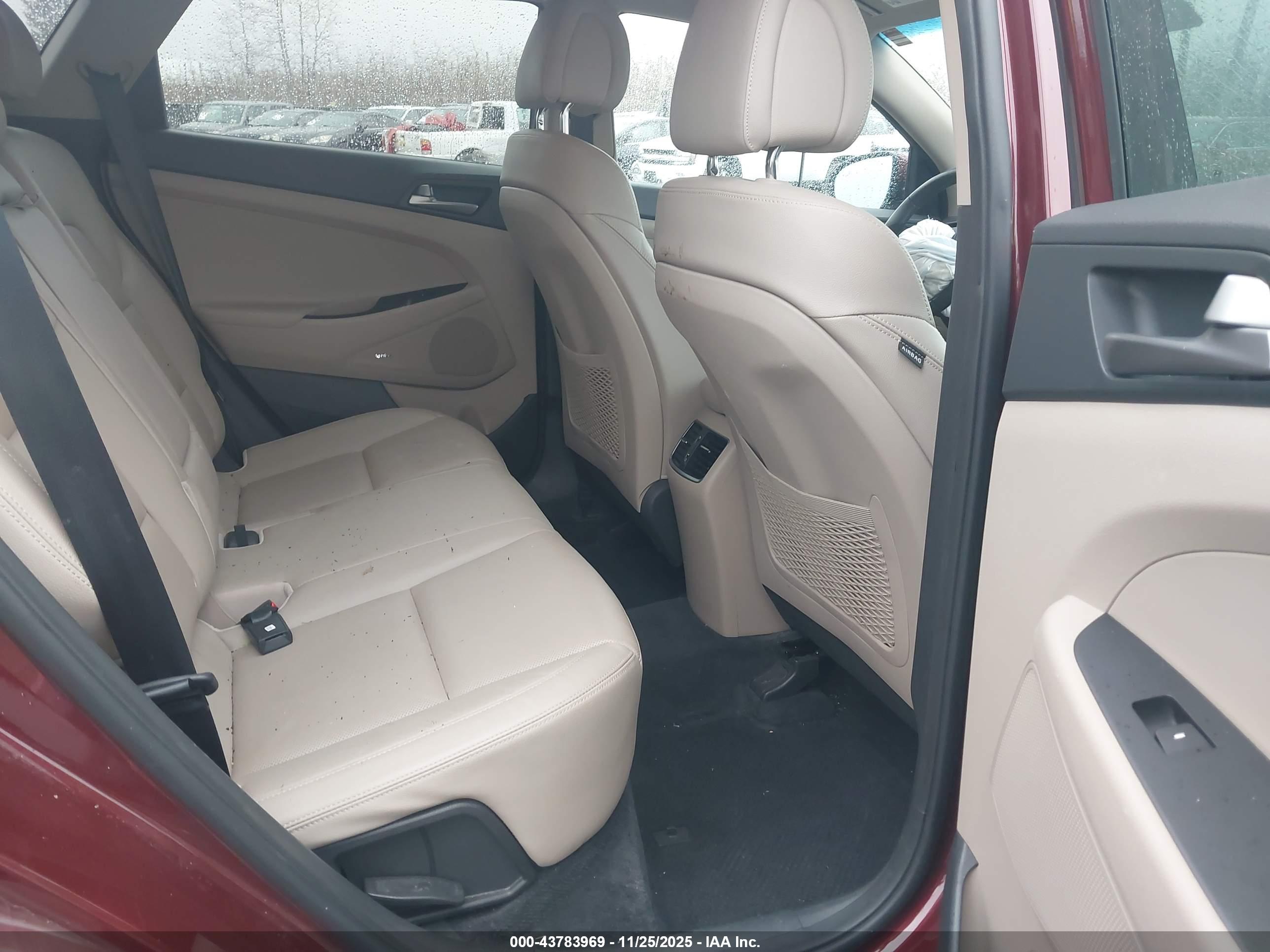 HYUNDAI TUCSON image 8