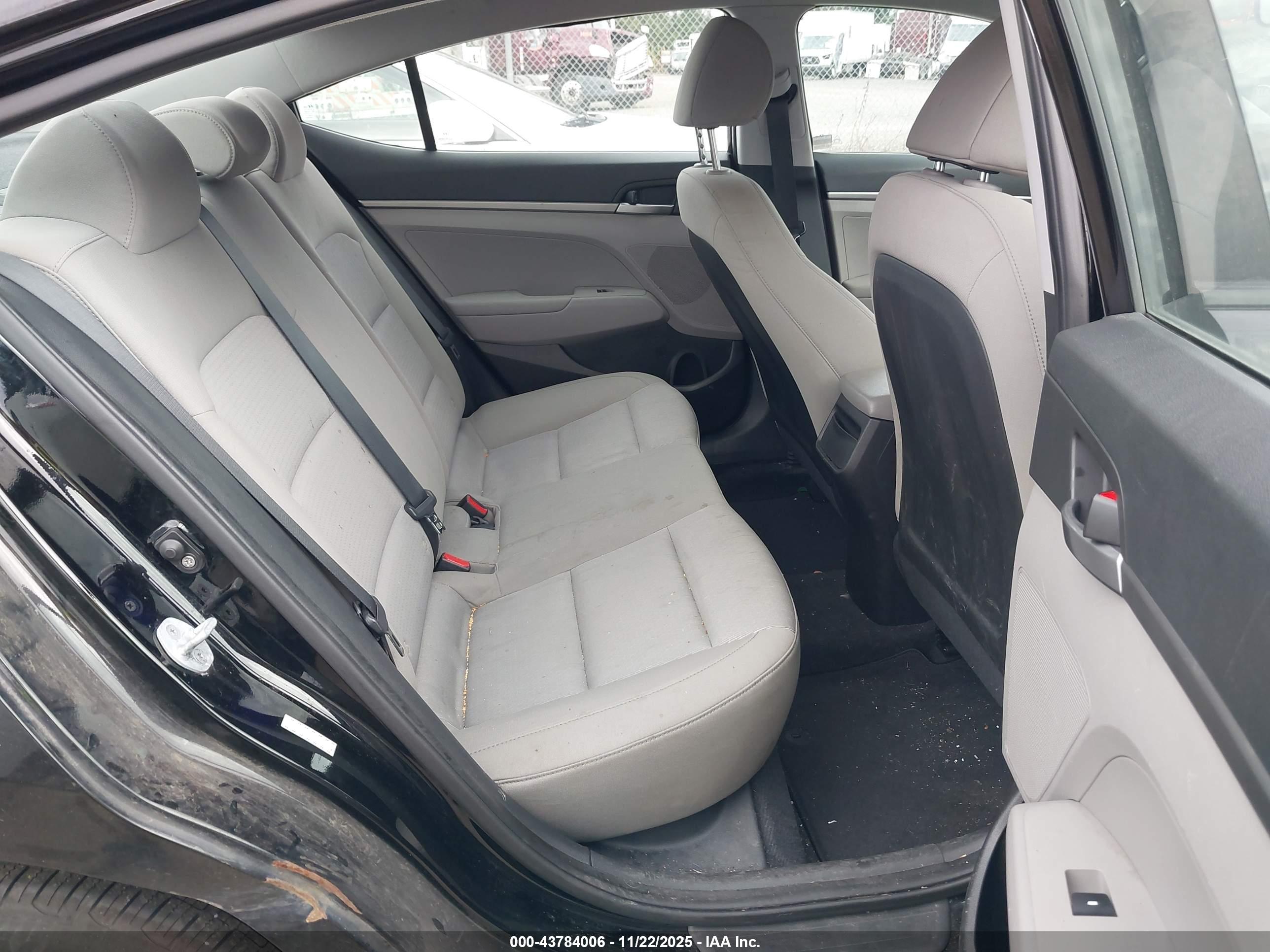 HYUNDAI ELANTRA image 8