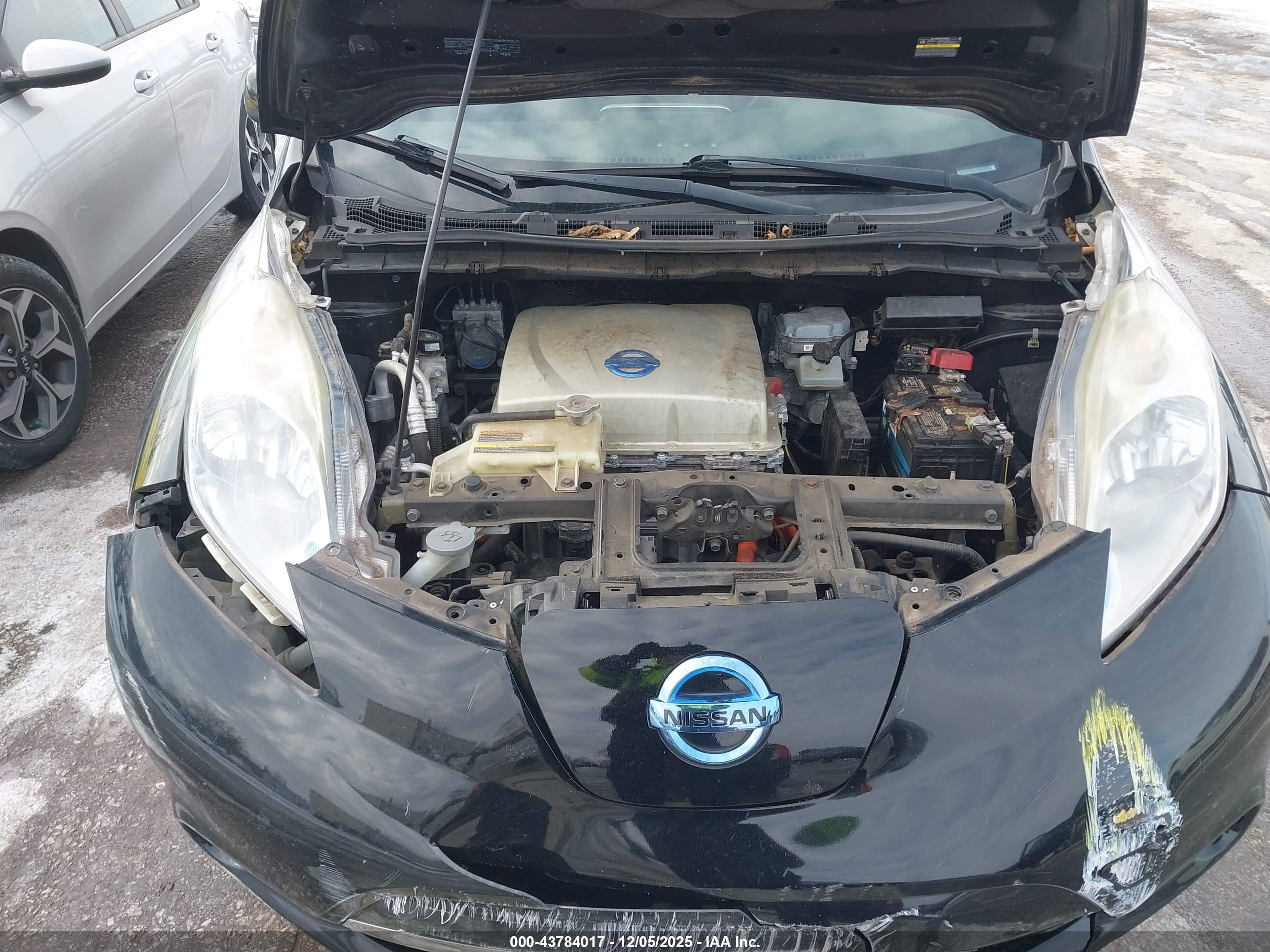 NISSAN LEAF image 10