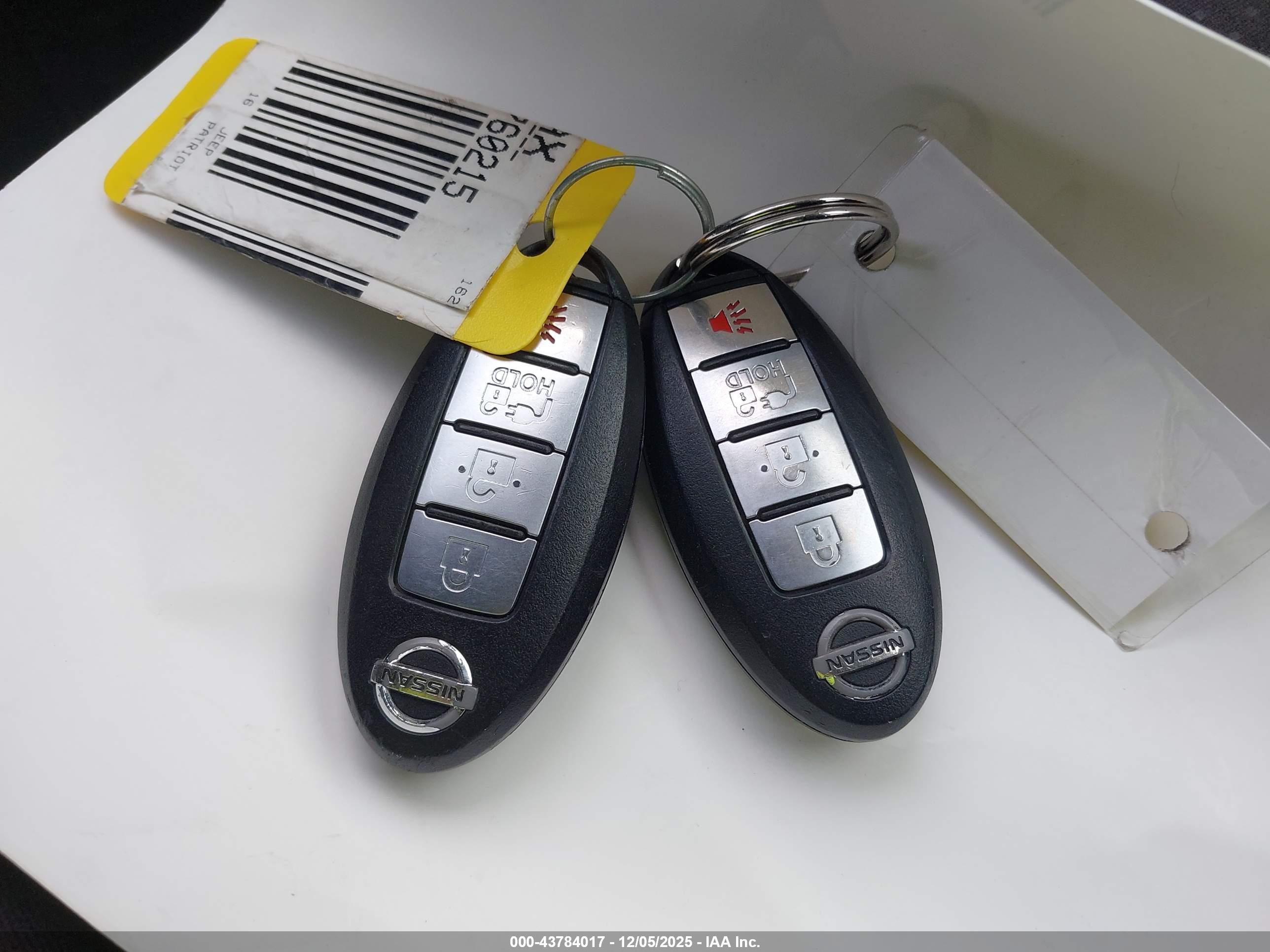 NISSAN LEAF image 11