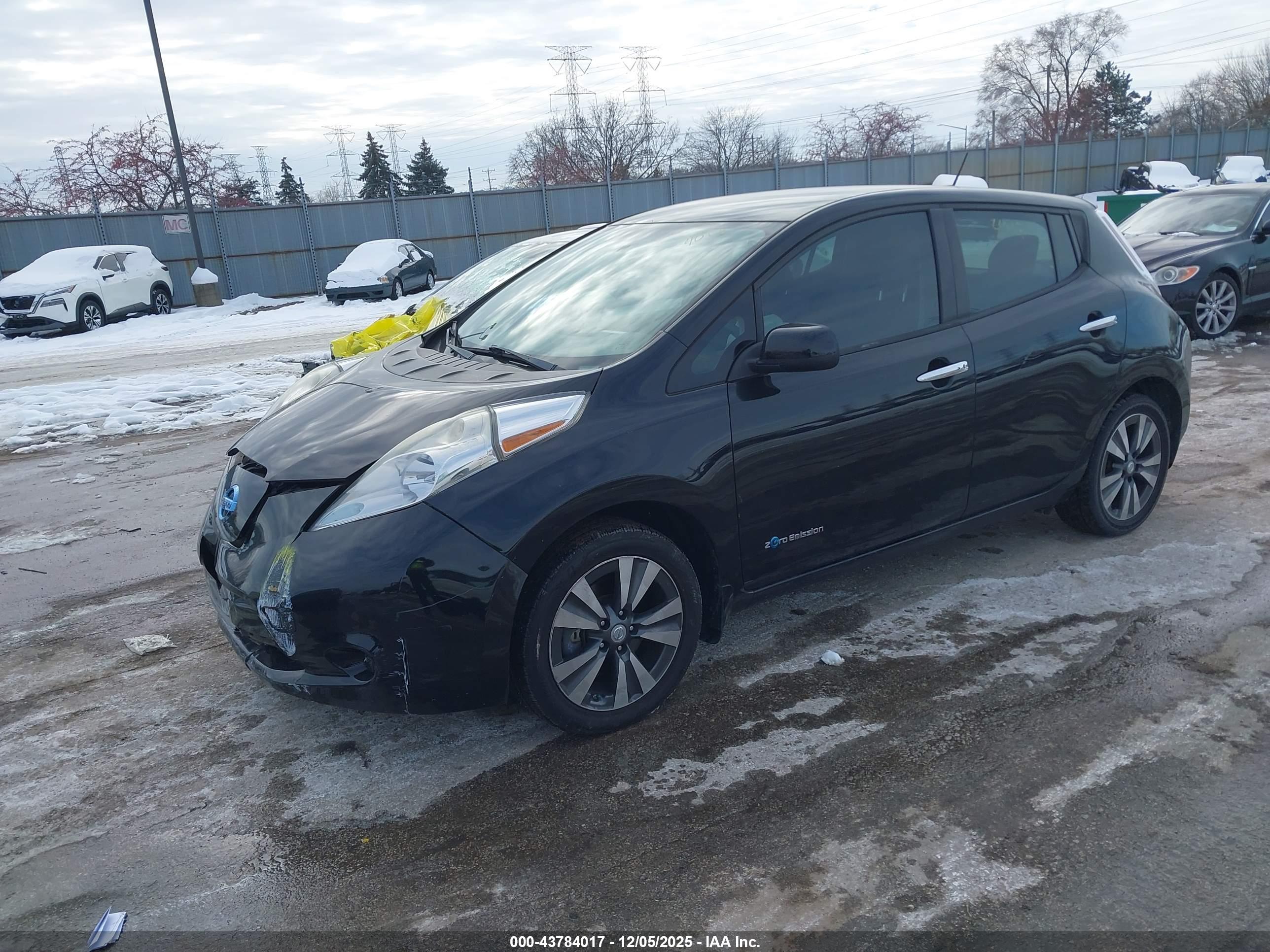 NISSAN LEAF image 2