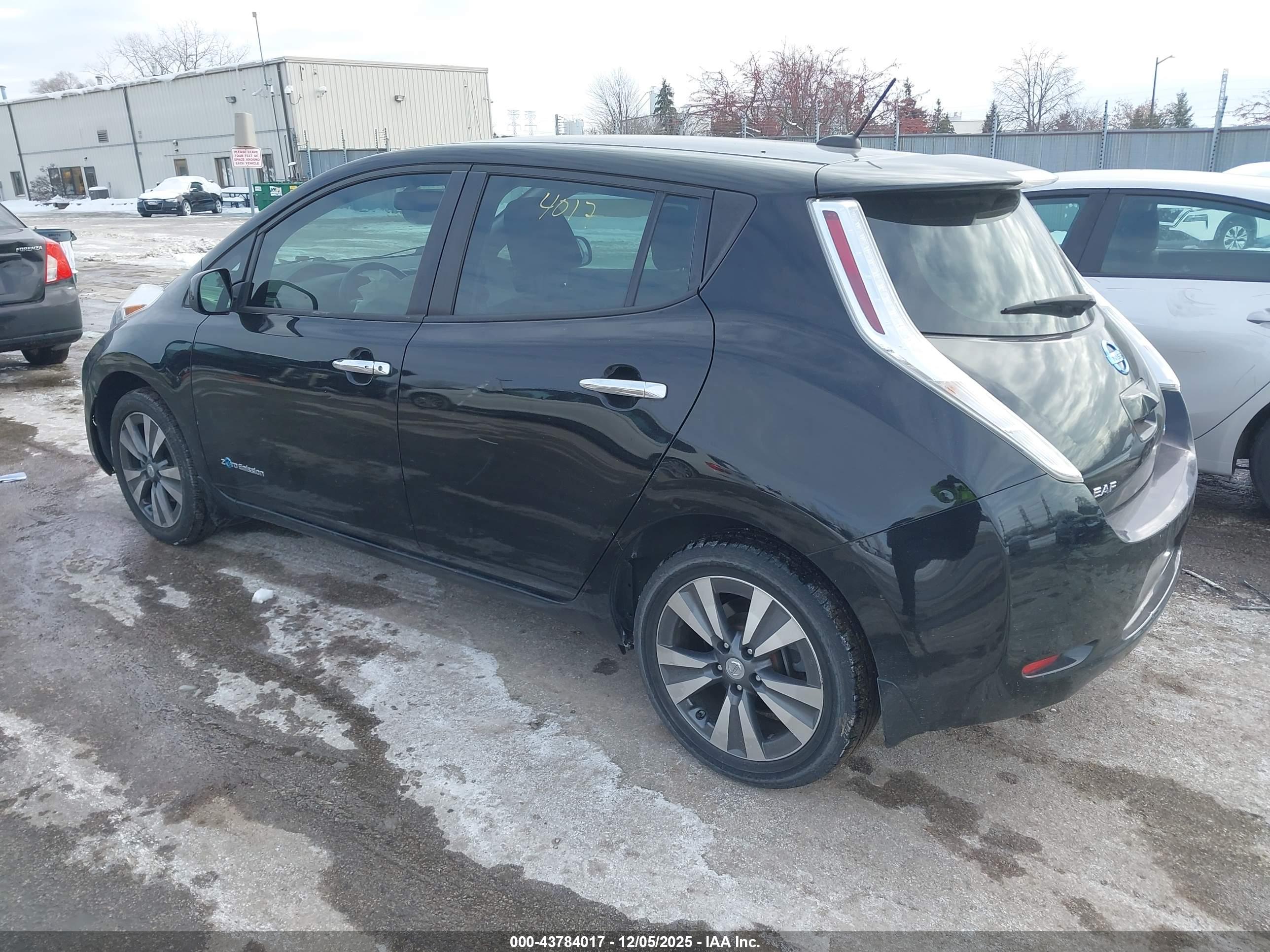 NISSAN LEAF image 3