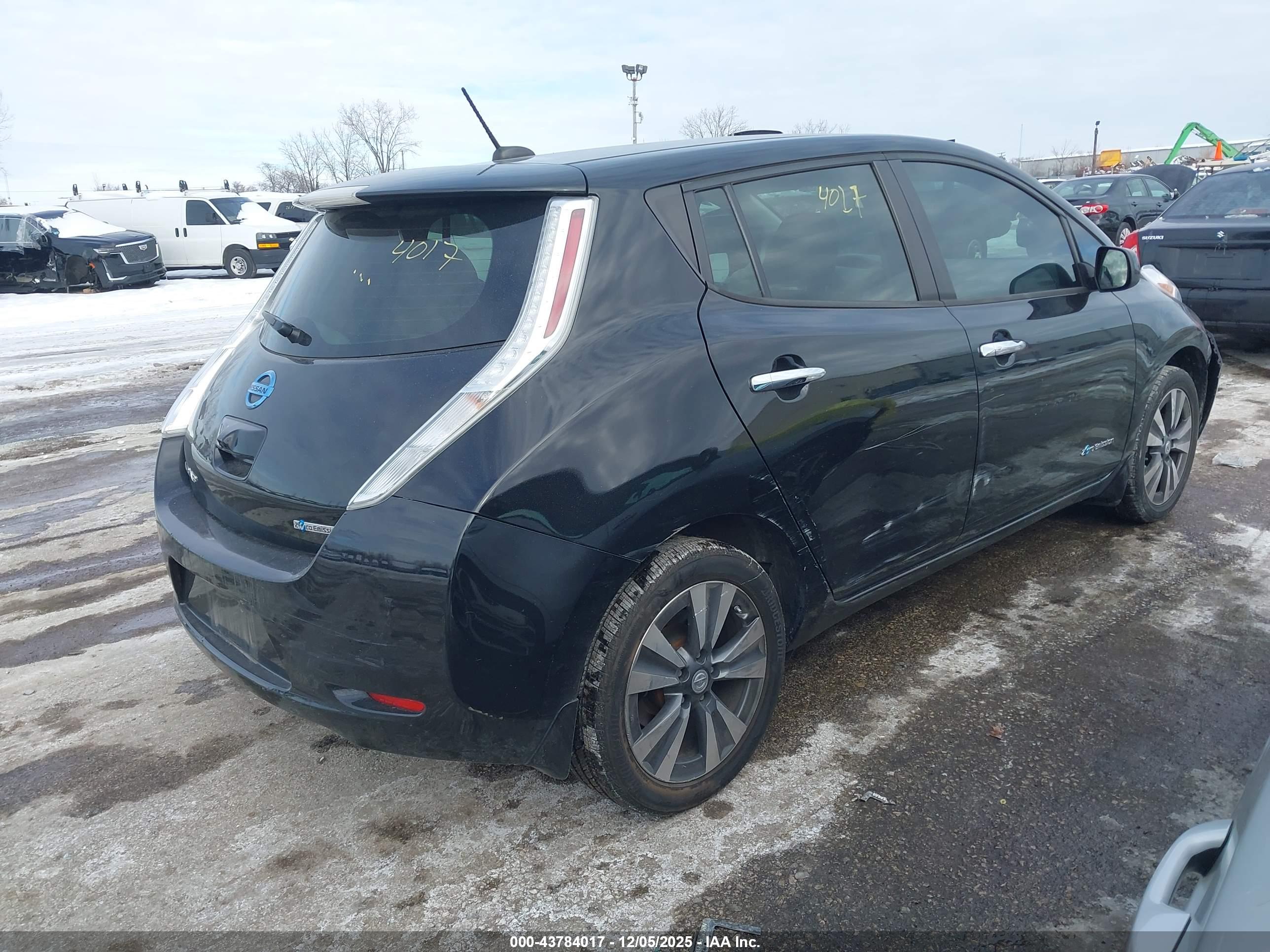 NISSAN LEAF image 4