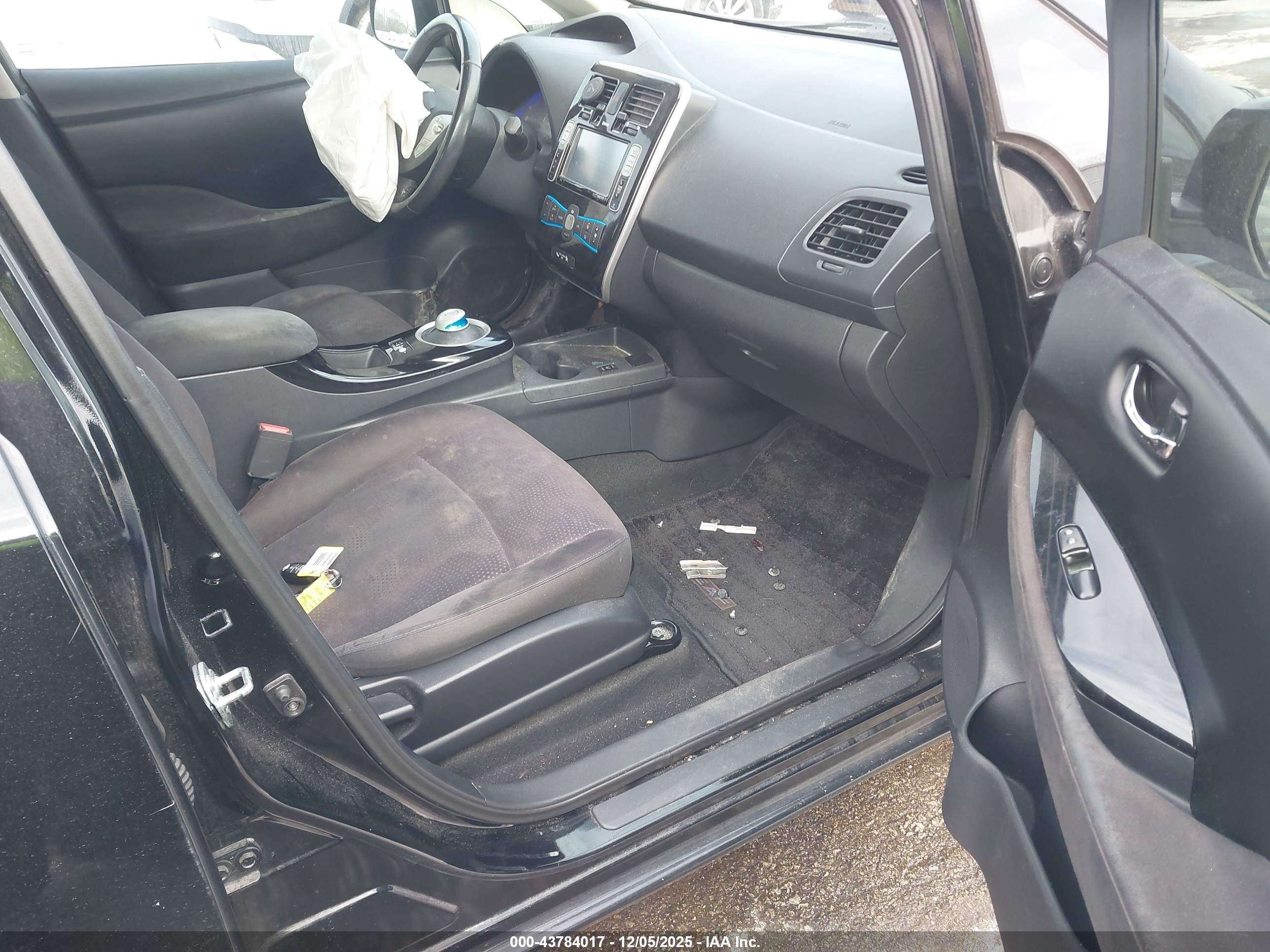 NISSAN LEAF image 5