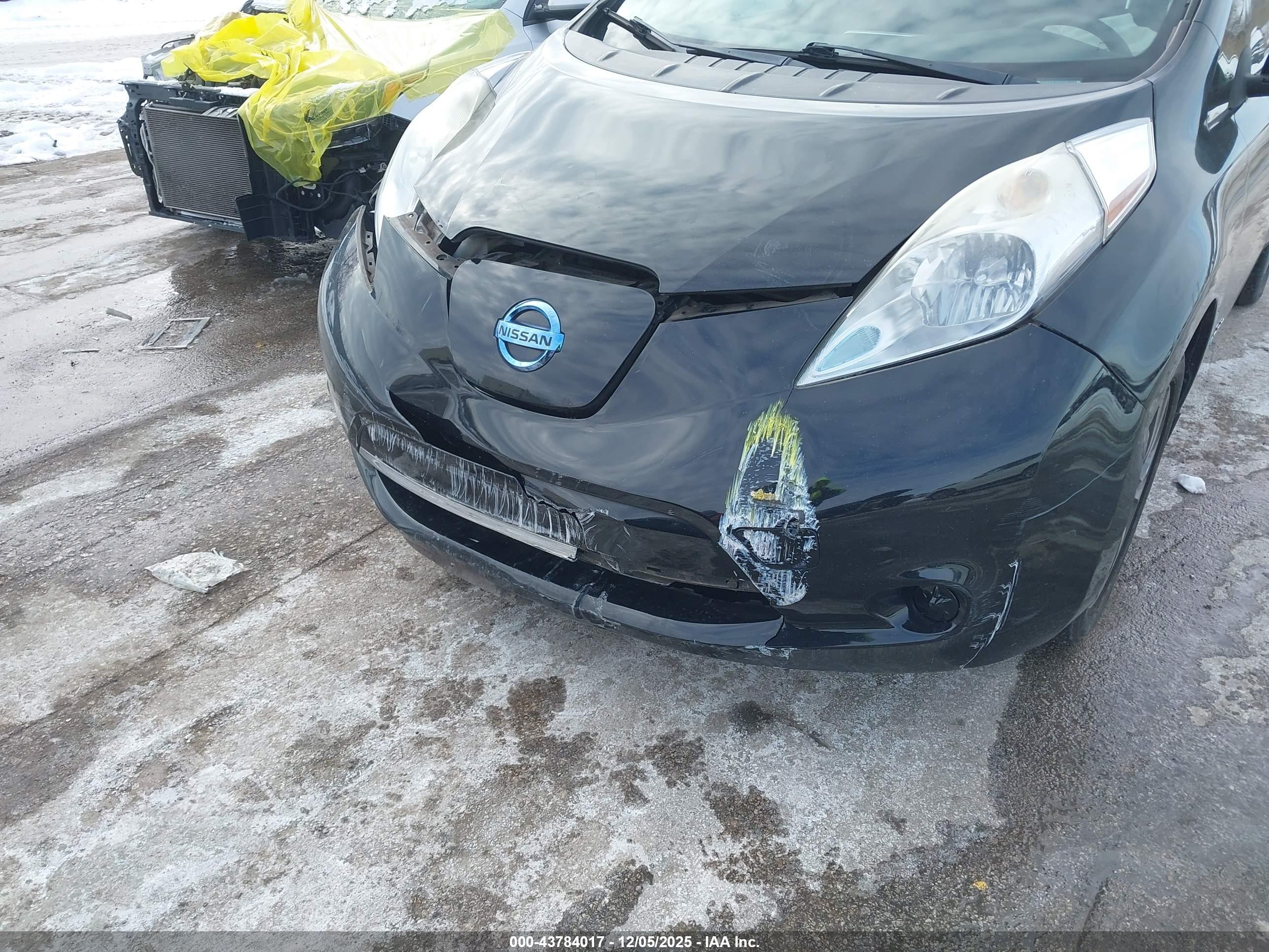 NISSAN LEAF image 6