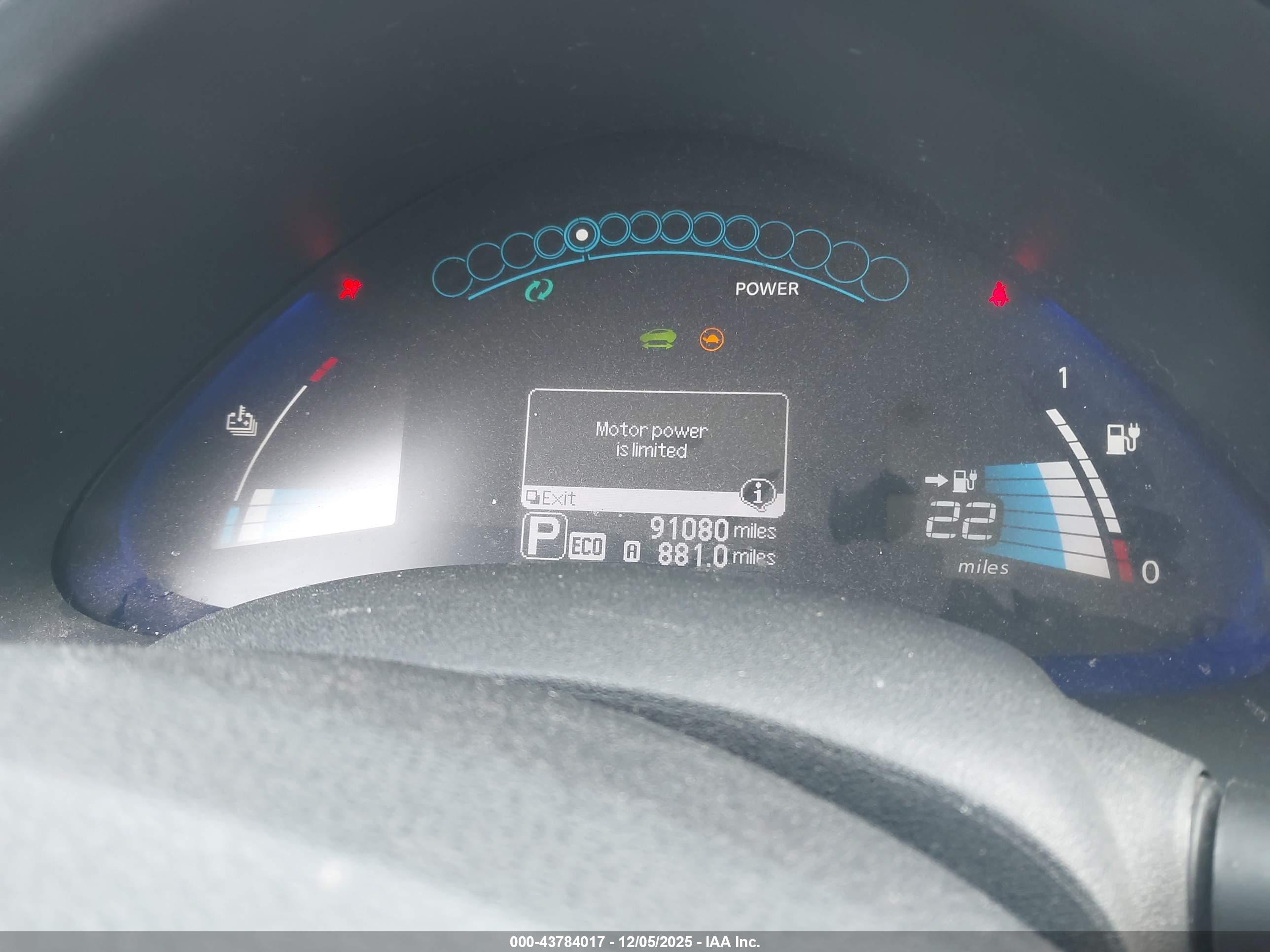 NISSAN LEAF image 7