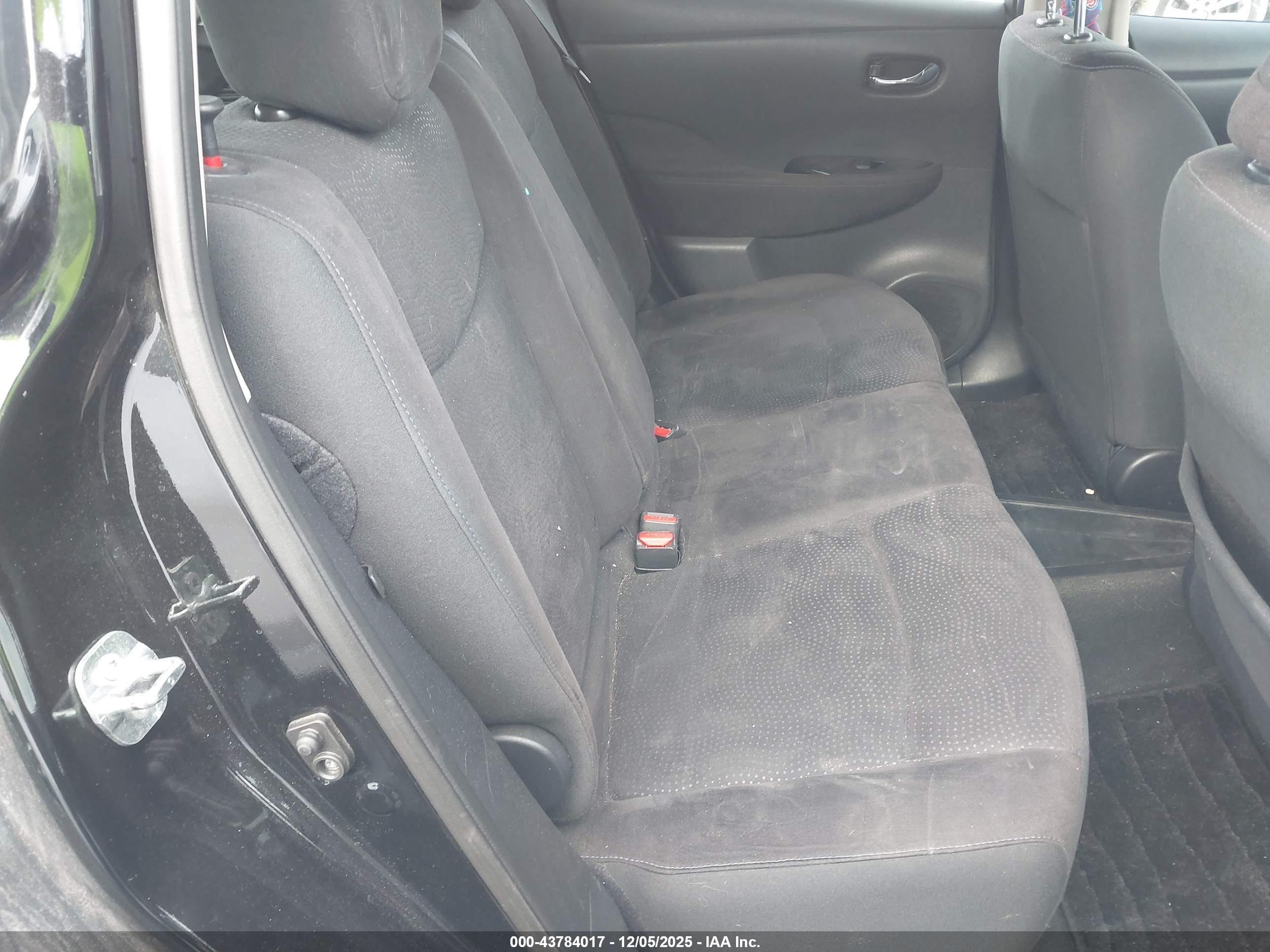 NISSAN LEAF image 8