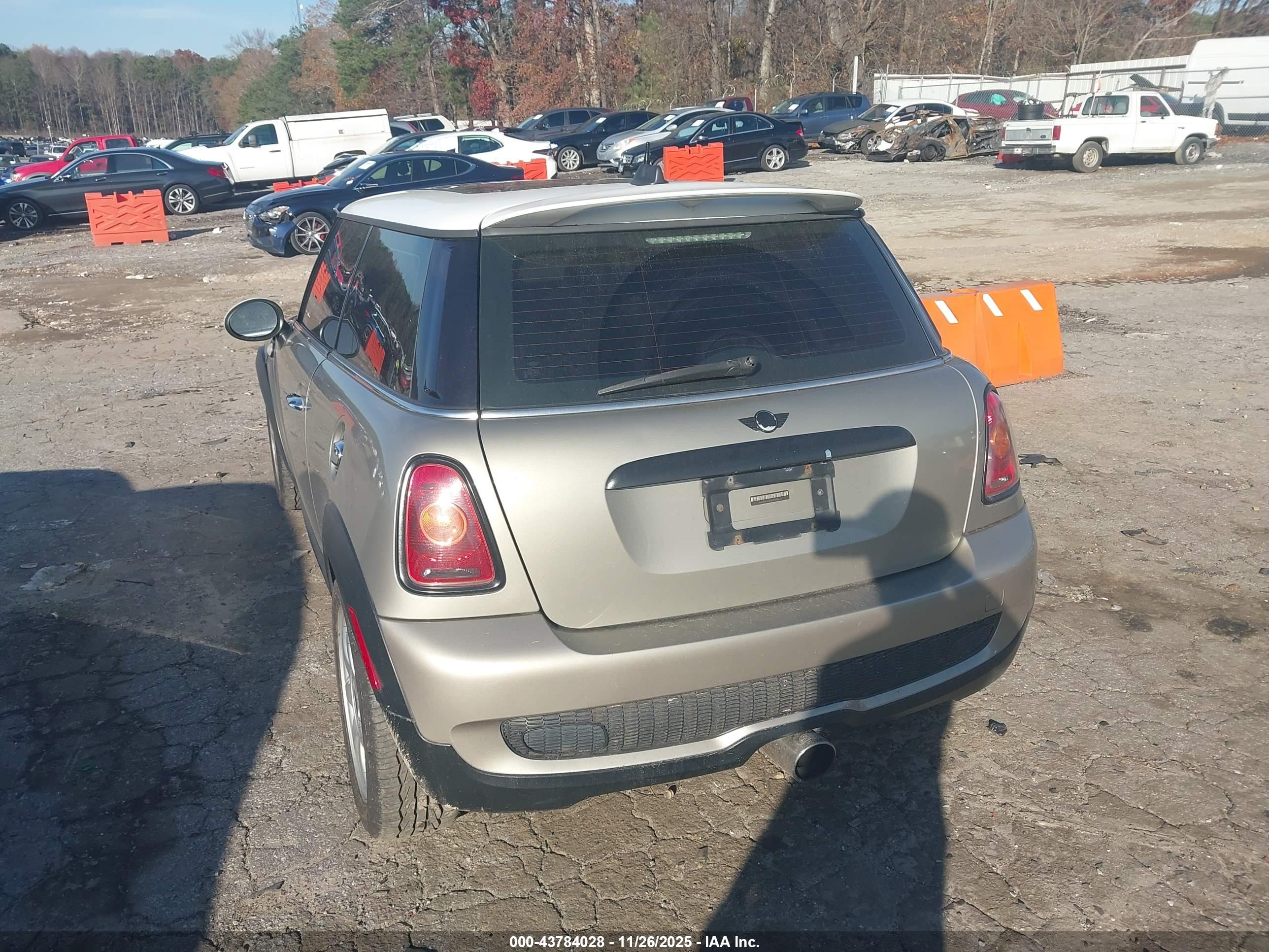 MINI COOPER image 3