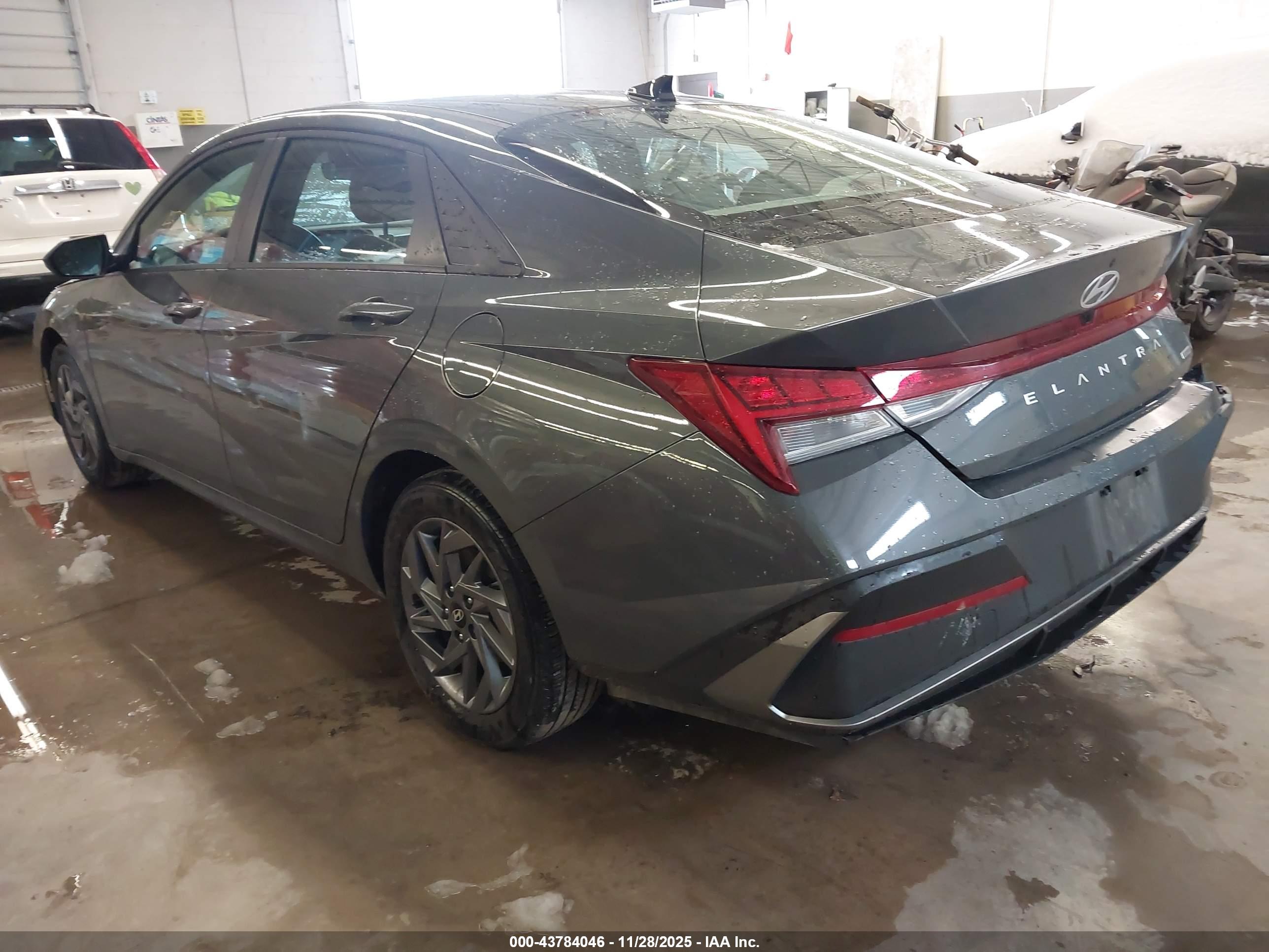 HYUNDAI ELANTRA image 3