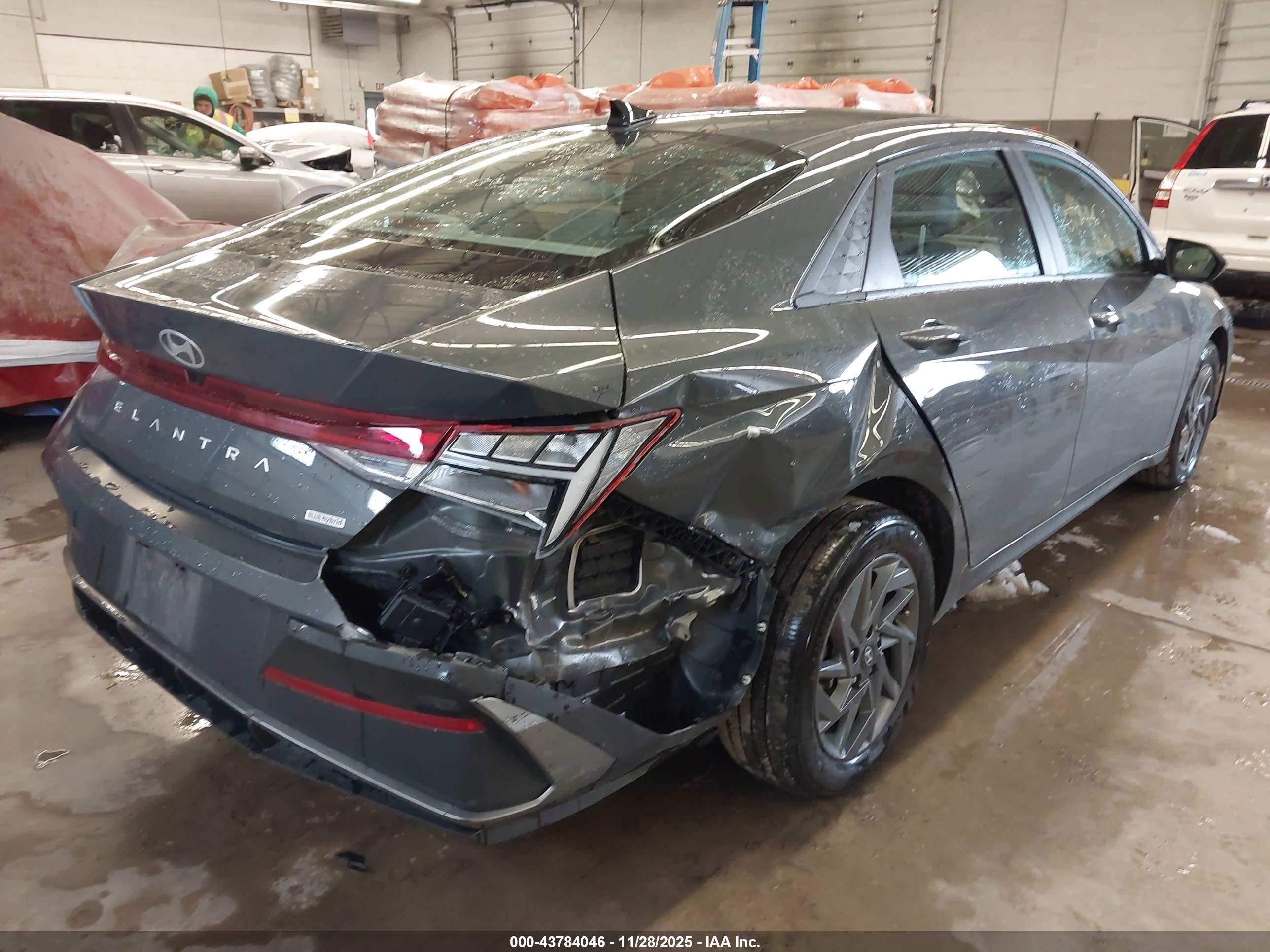 HYUNDAI ELANTRA image 4