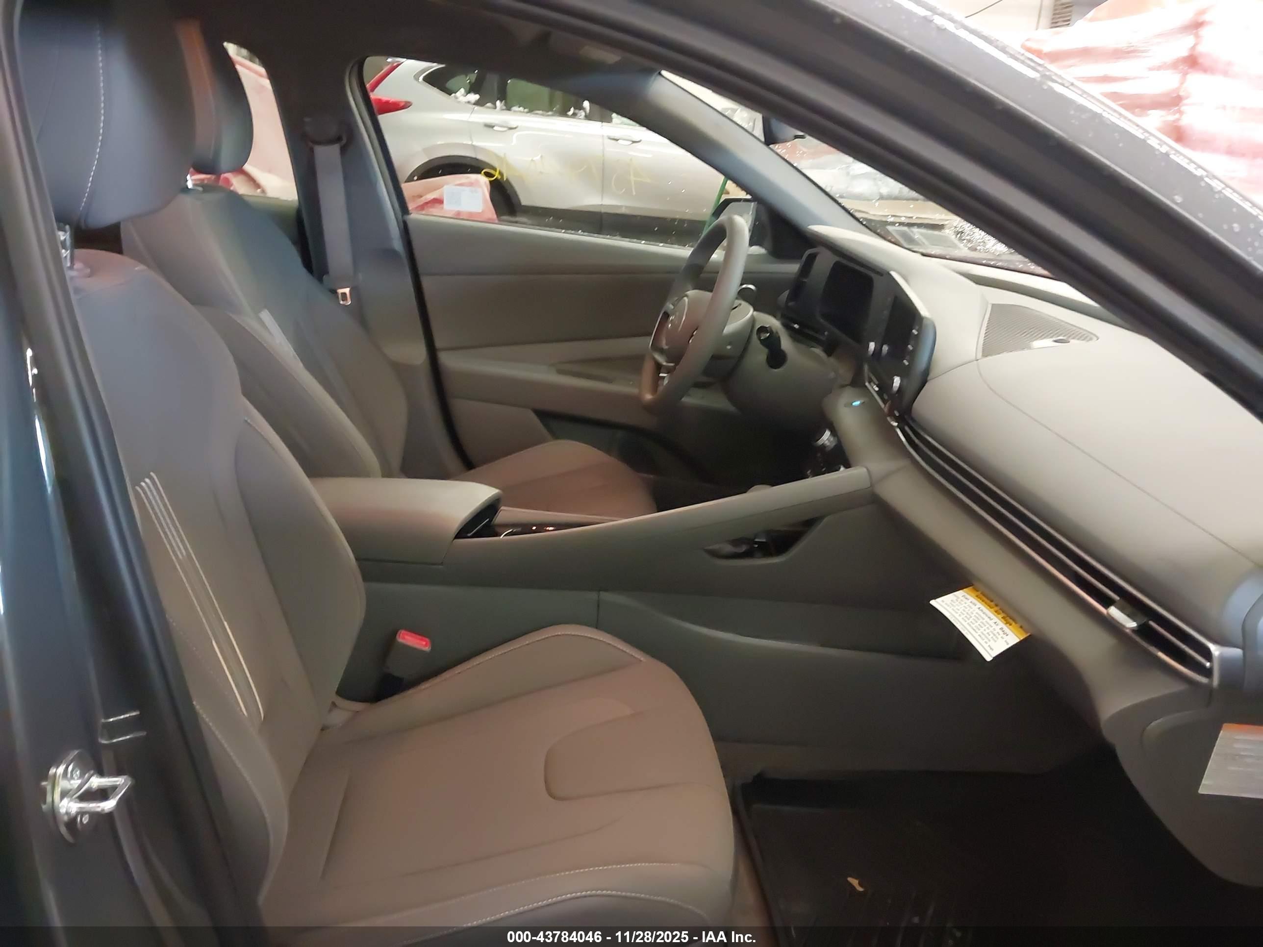 HYUNDAI ELANTRA image 5