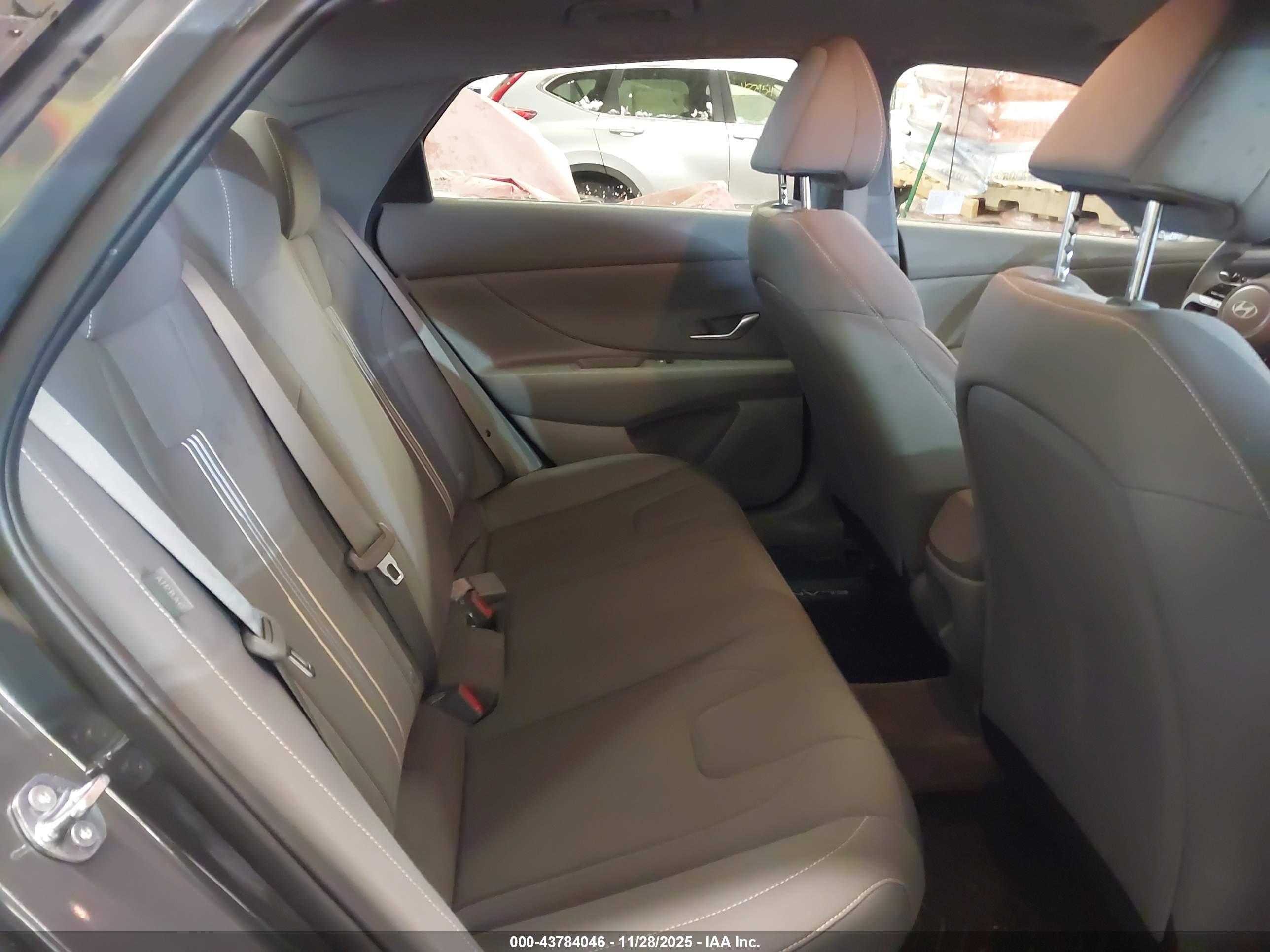 HYUNDAI ELANTRA image 8
