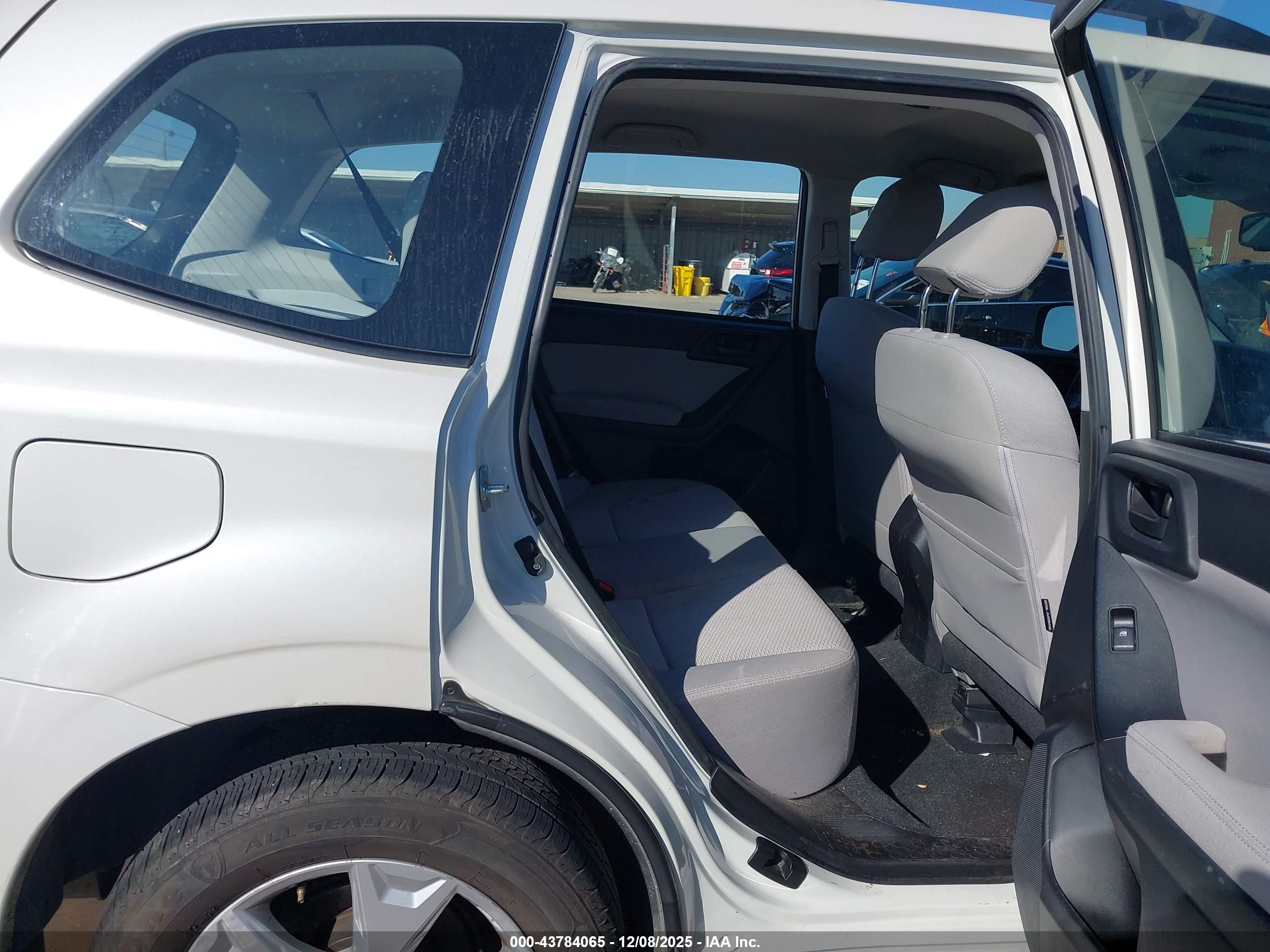 SUBARU FORESTER image 8