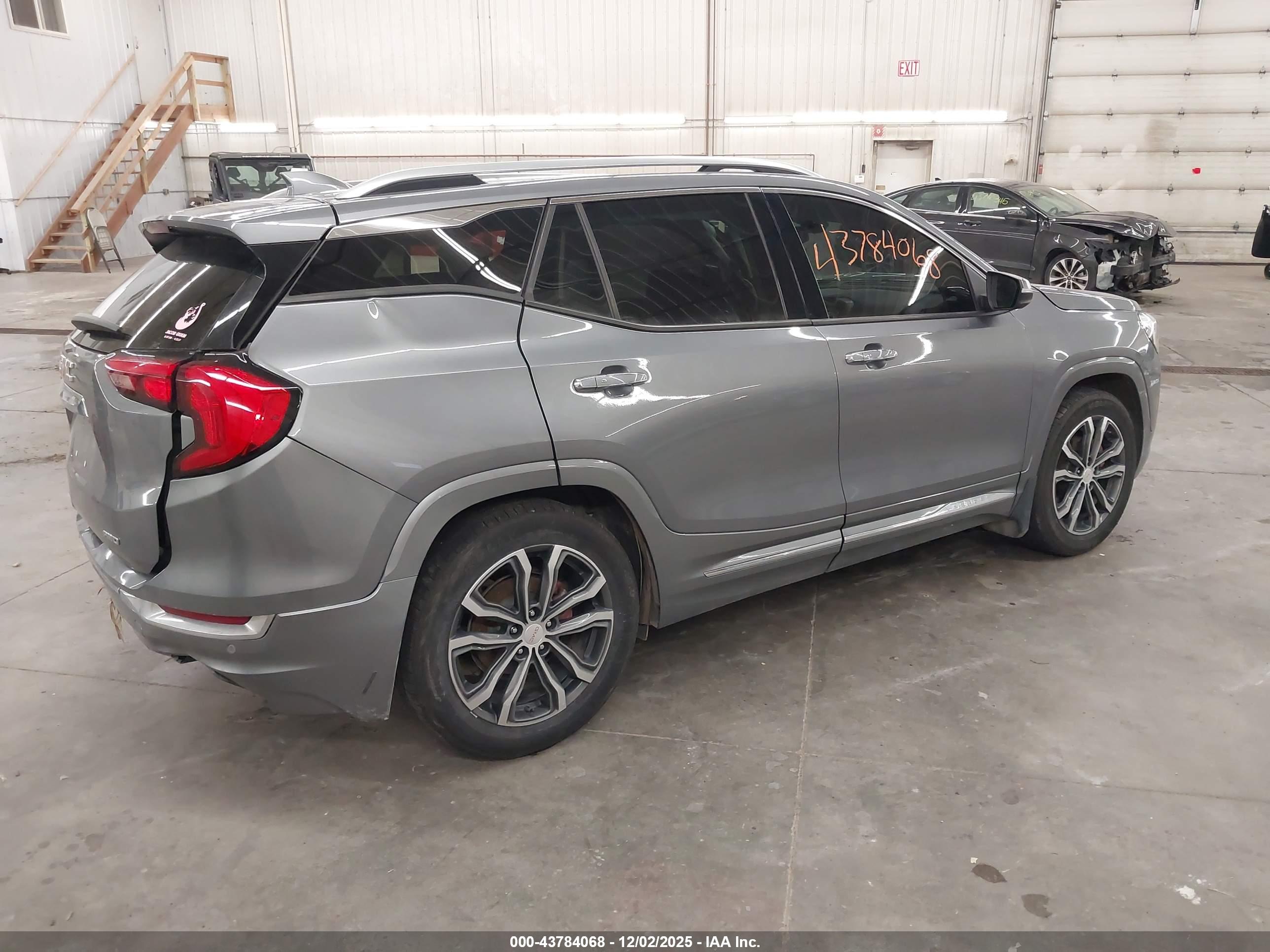 GMC TERRAIN image 4