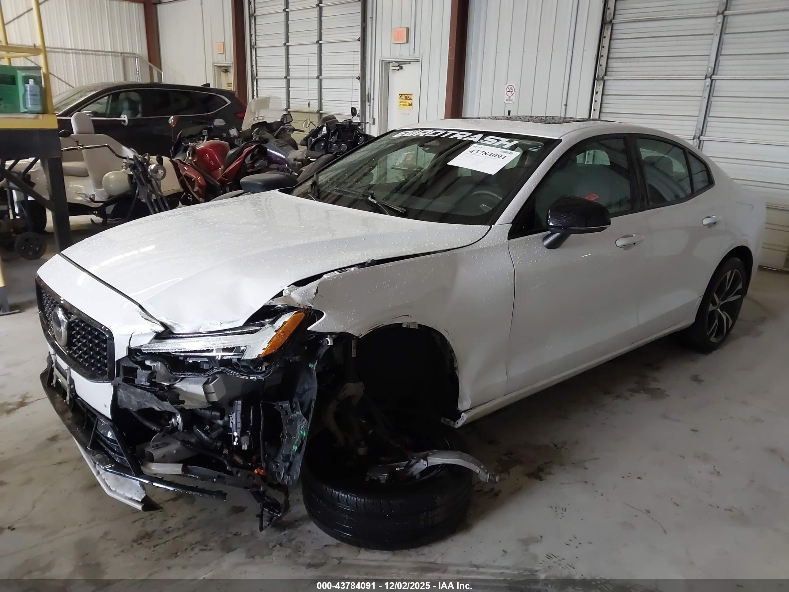 VOLVO S60 image 2