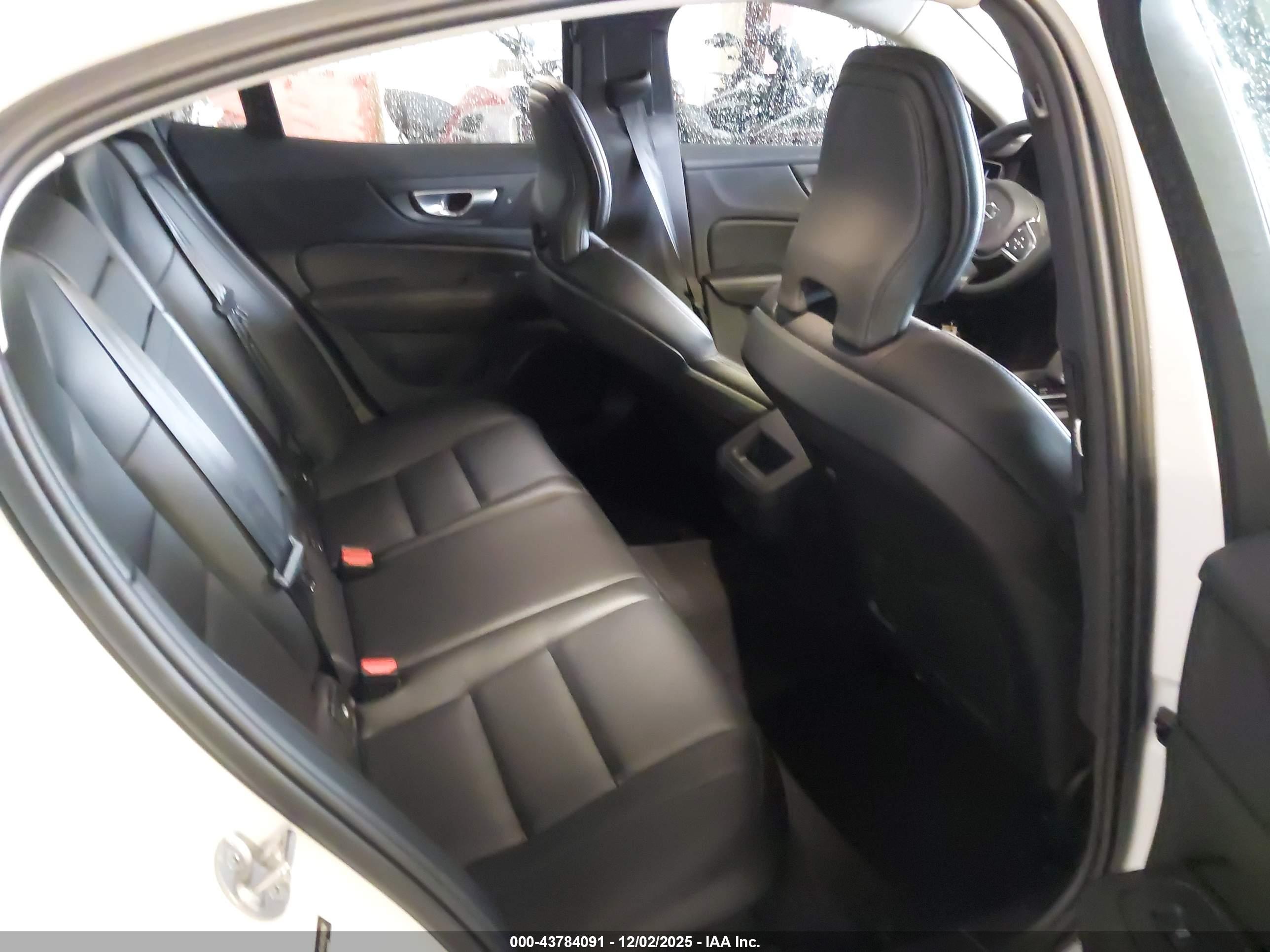 VOLVO S60 image 8