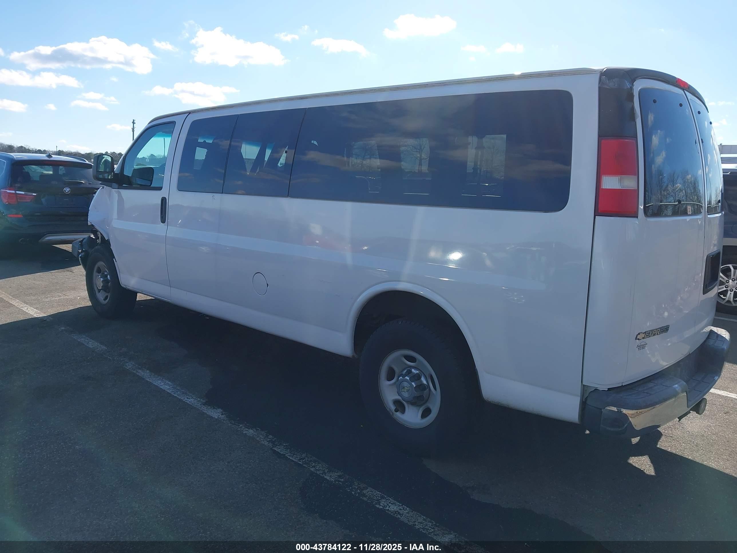 CHEVROLET EXPRESS image 3