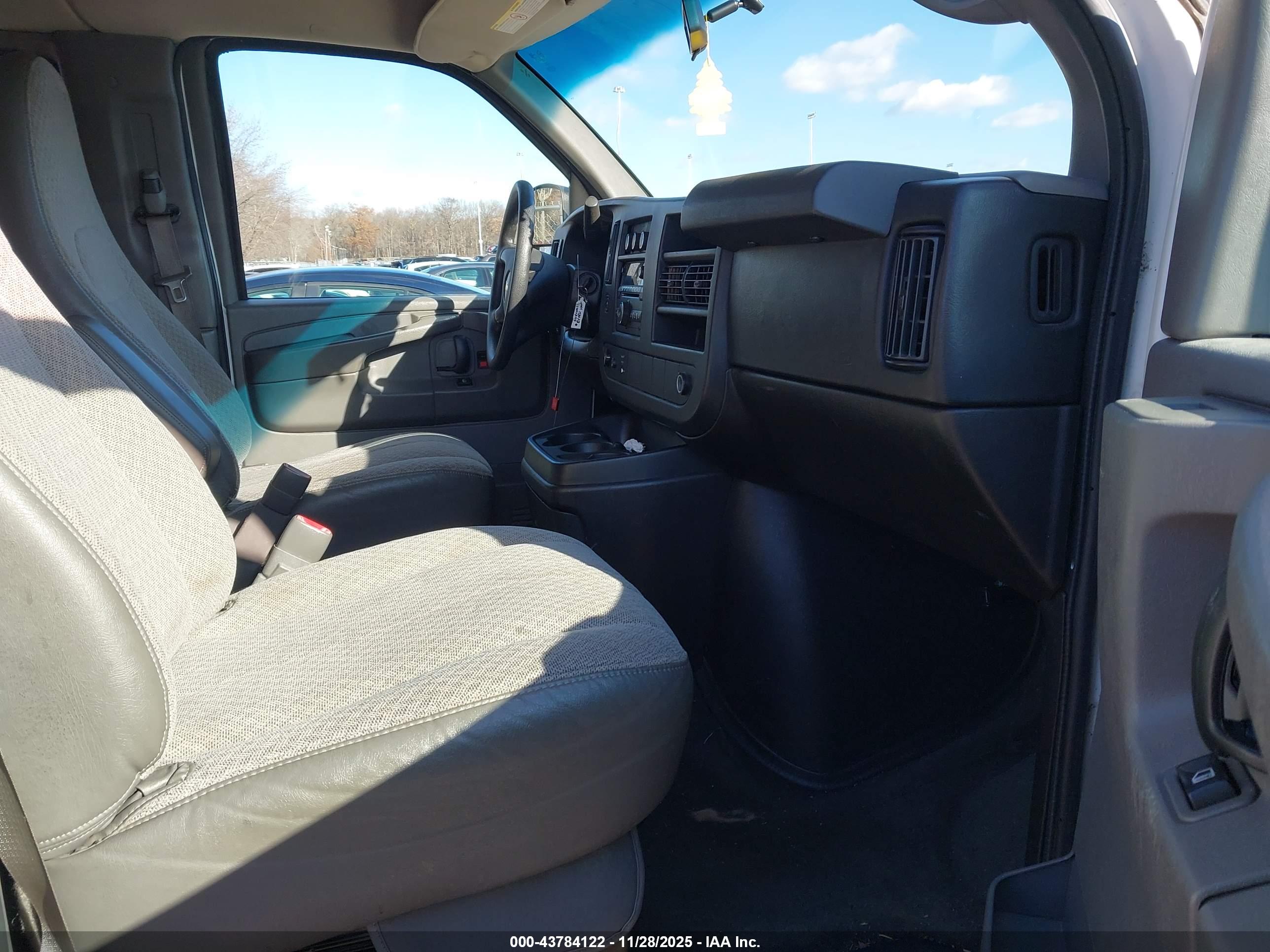 CHEVROLET EXPRESS image 5