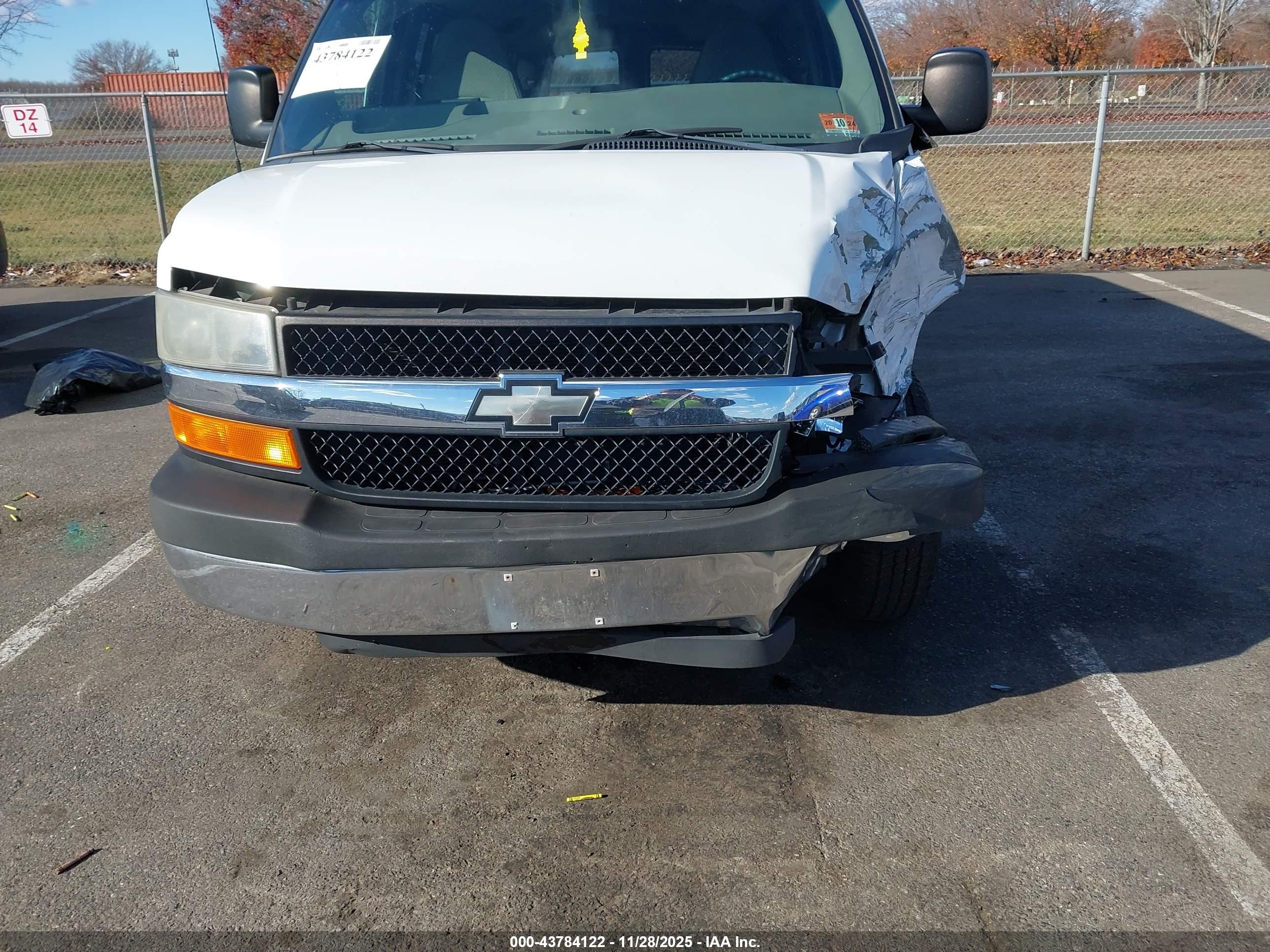 CHEVROLET EXPRESS image 6