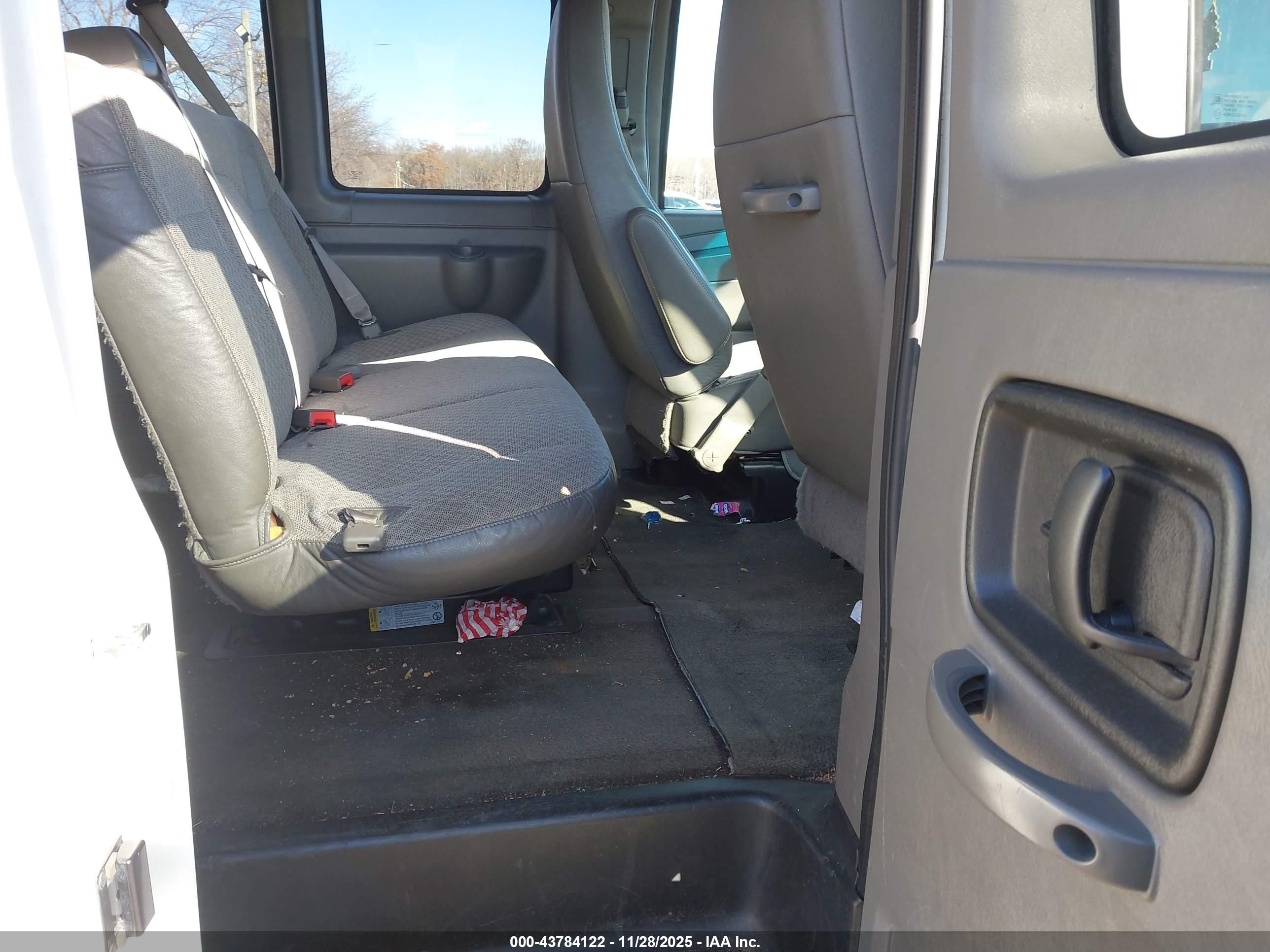 CHEVROLET EXPRESS image 8