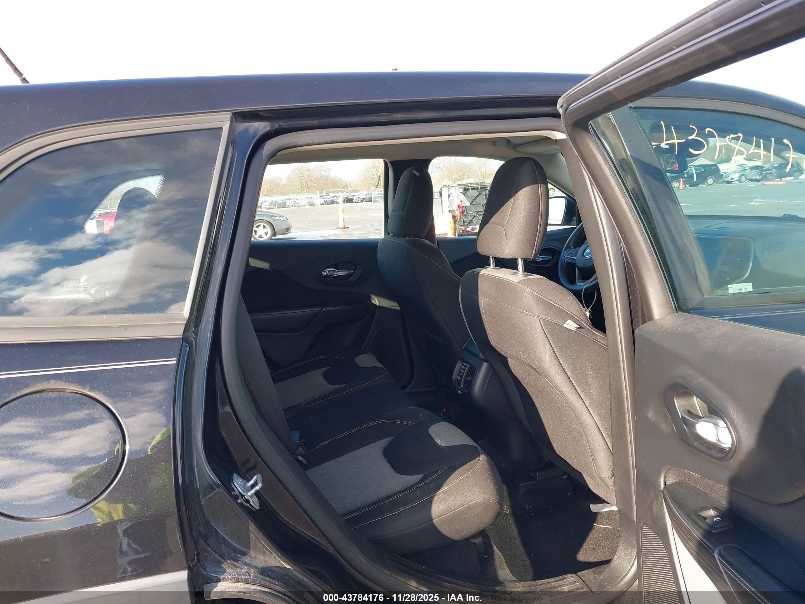 JEEP CHEROKEE image 8
