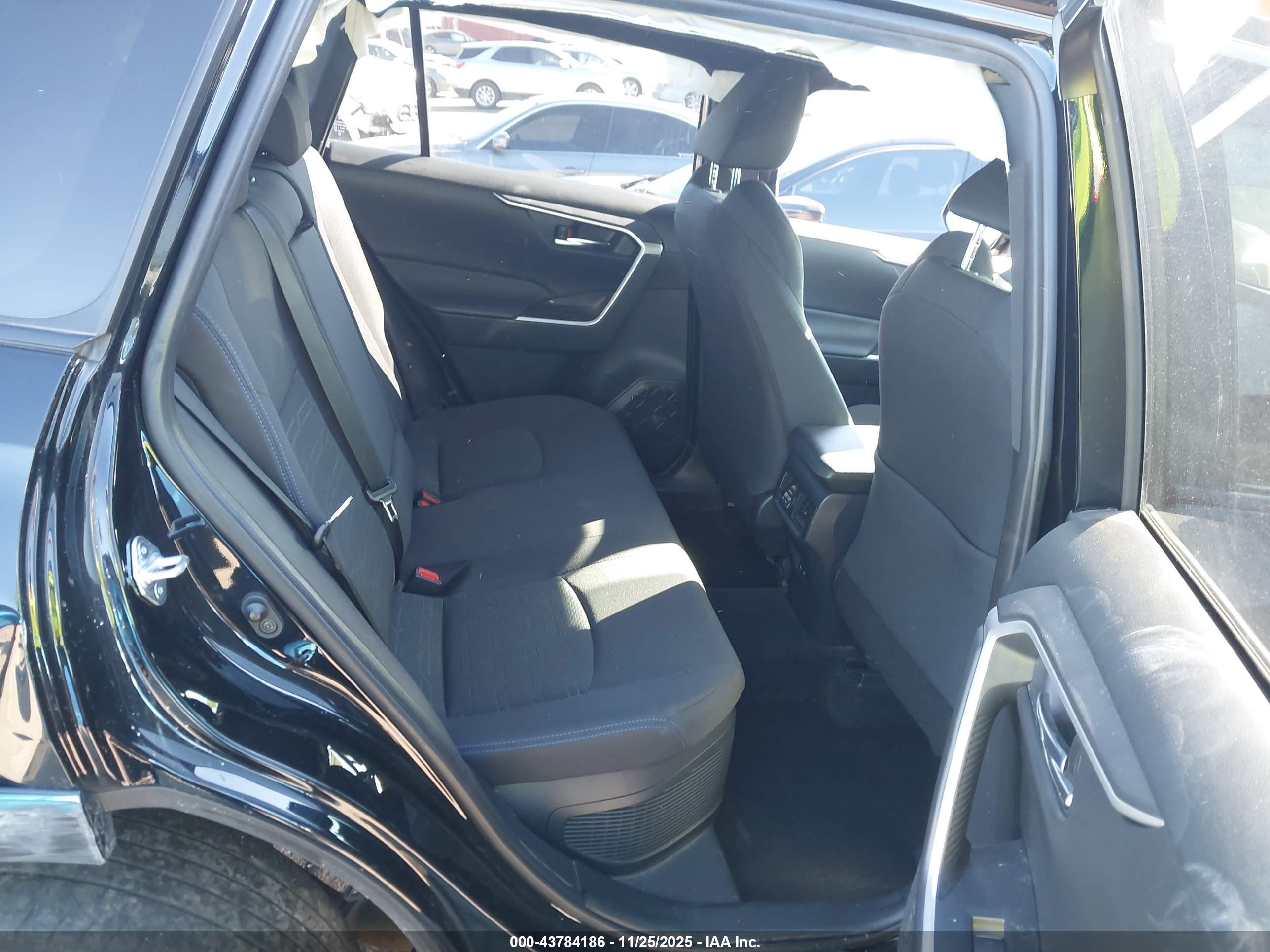 TOYOTA RAV4 image 8