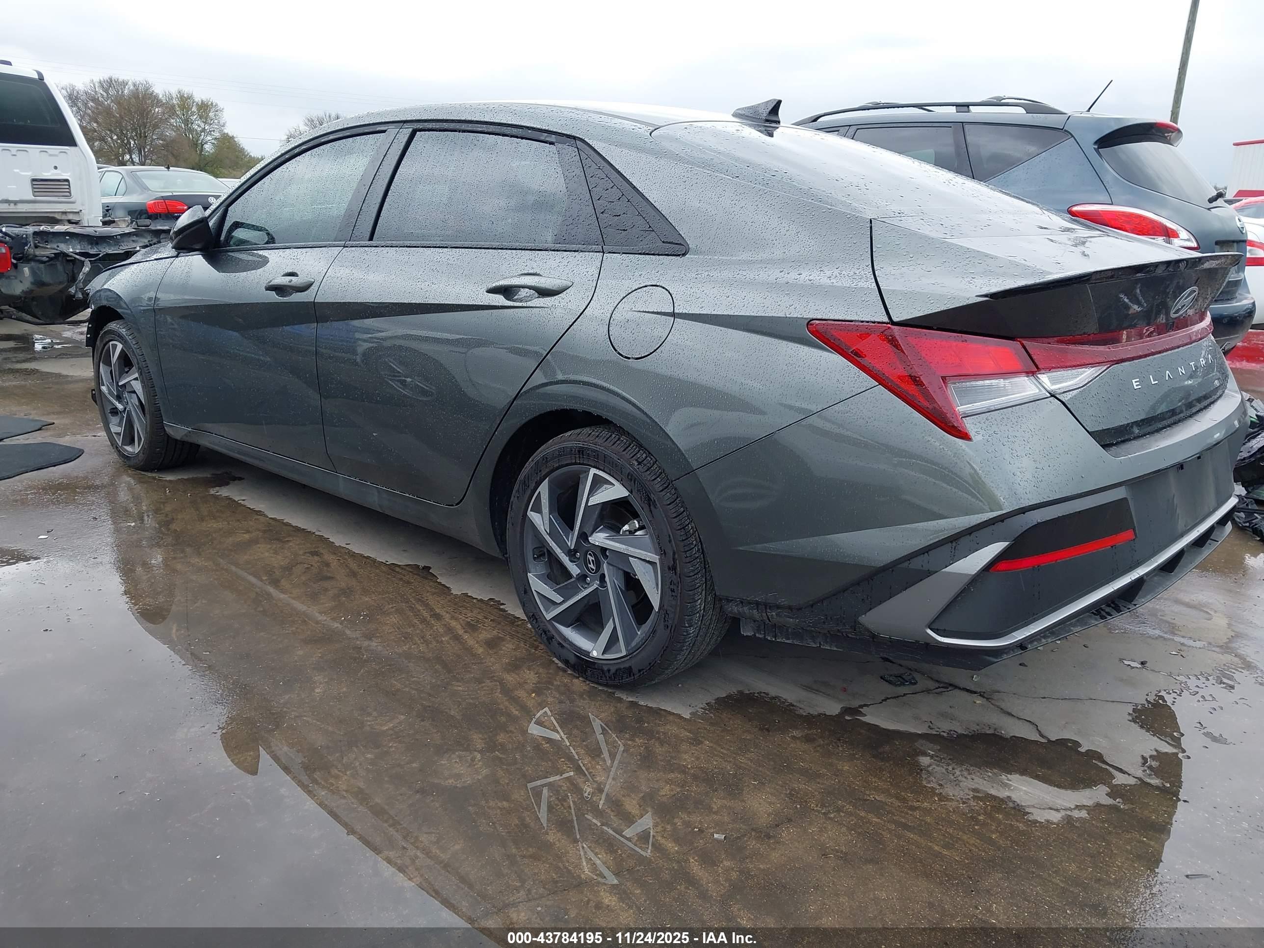 HYUNDAI ELANTRA image 3