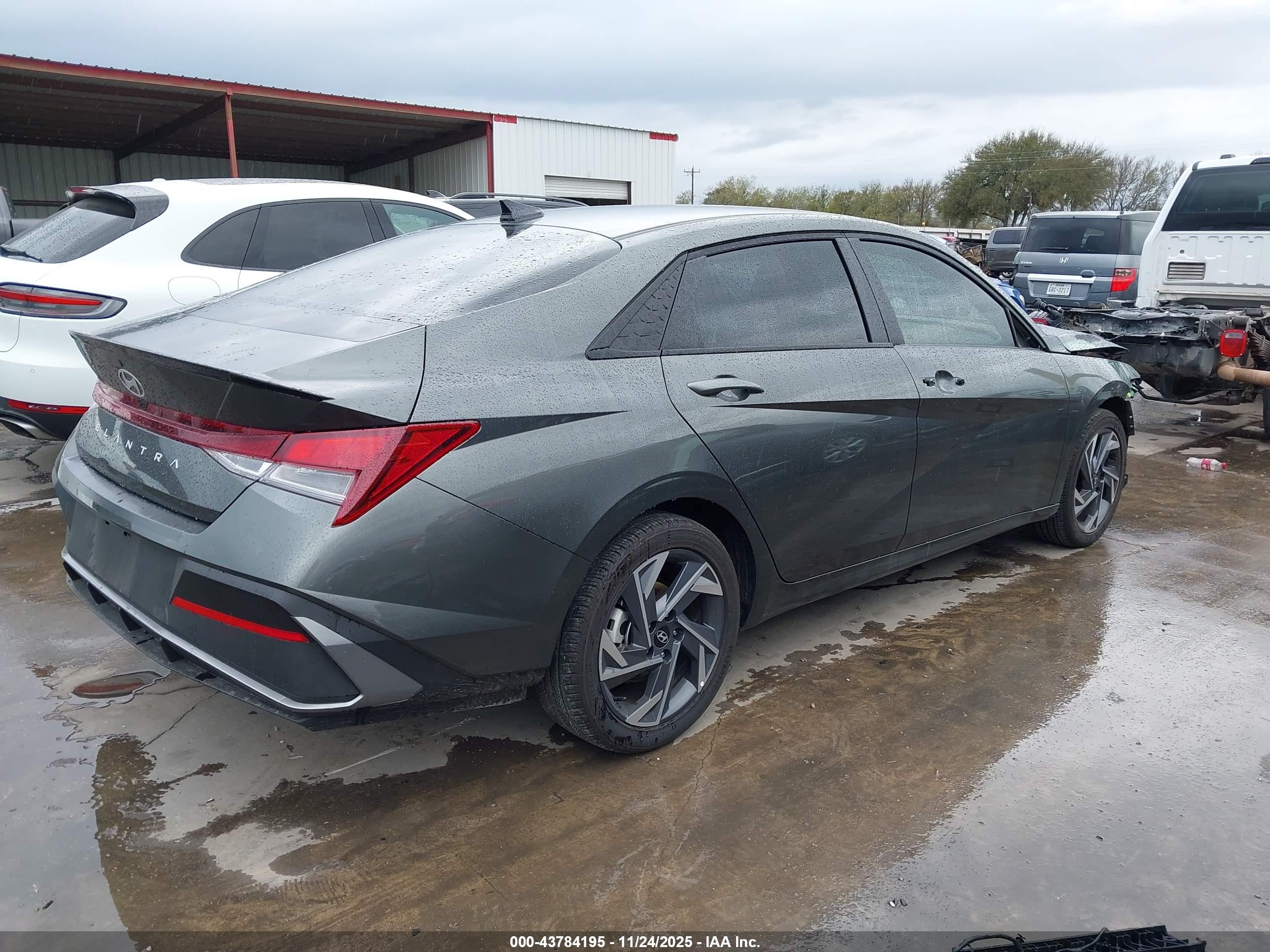 HYUNDAI ELANTRA image 4