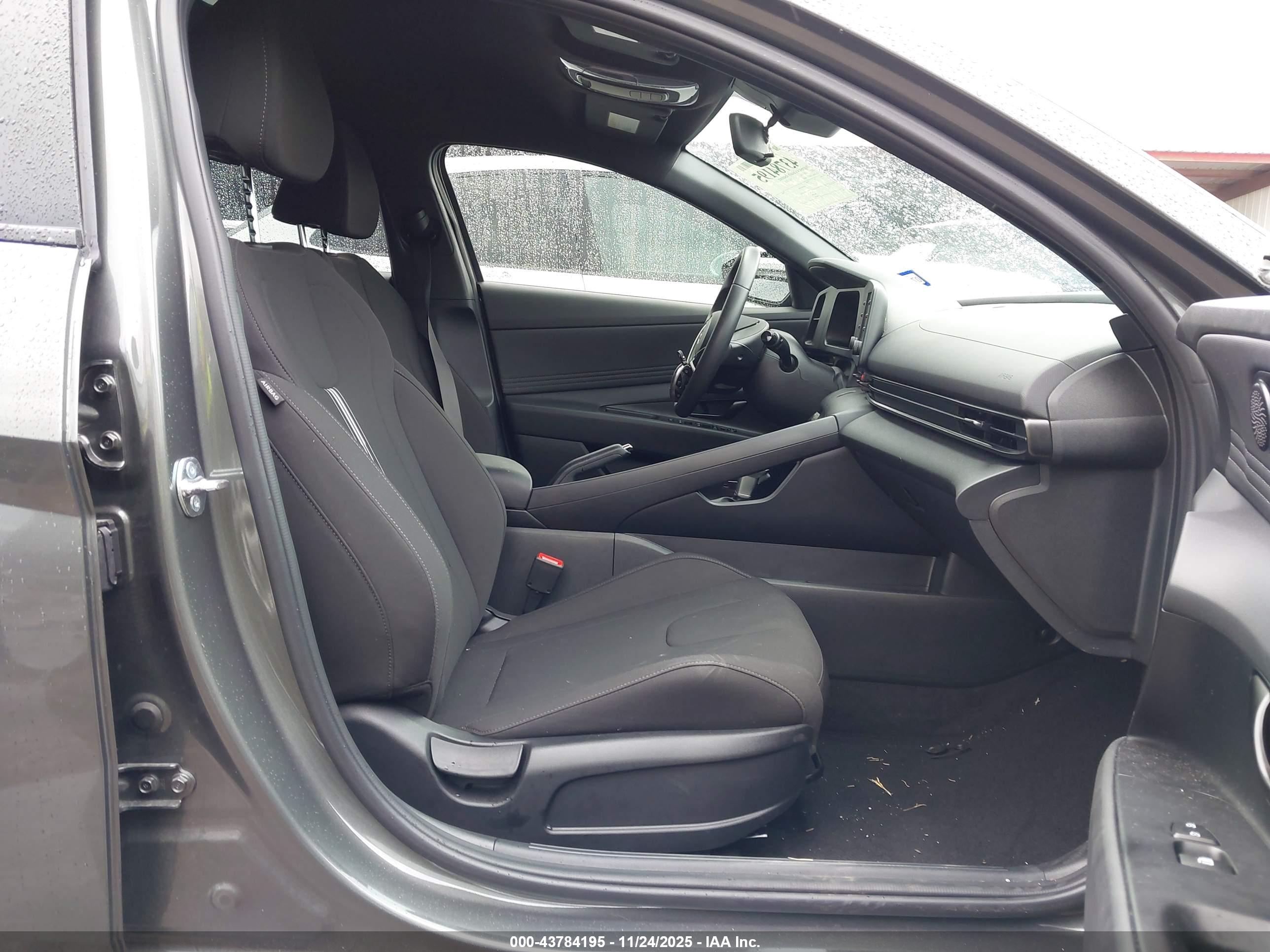 HYUNDAI ELANTRA image 5