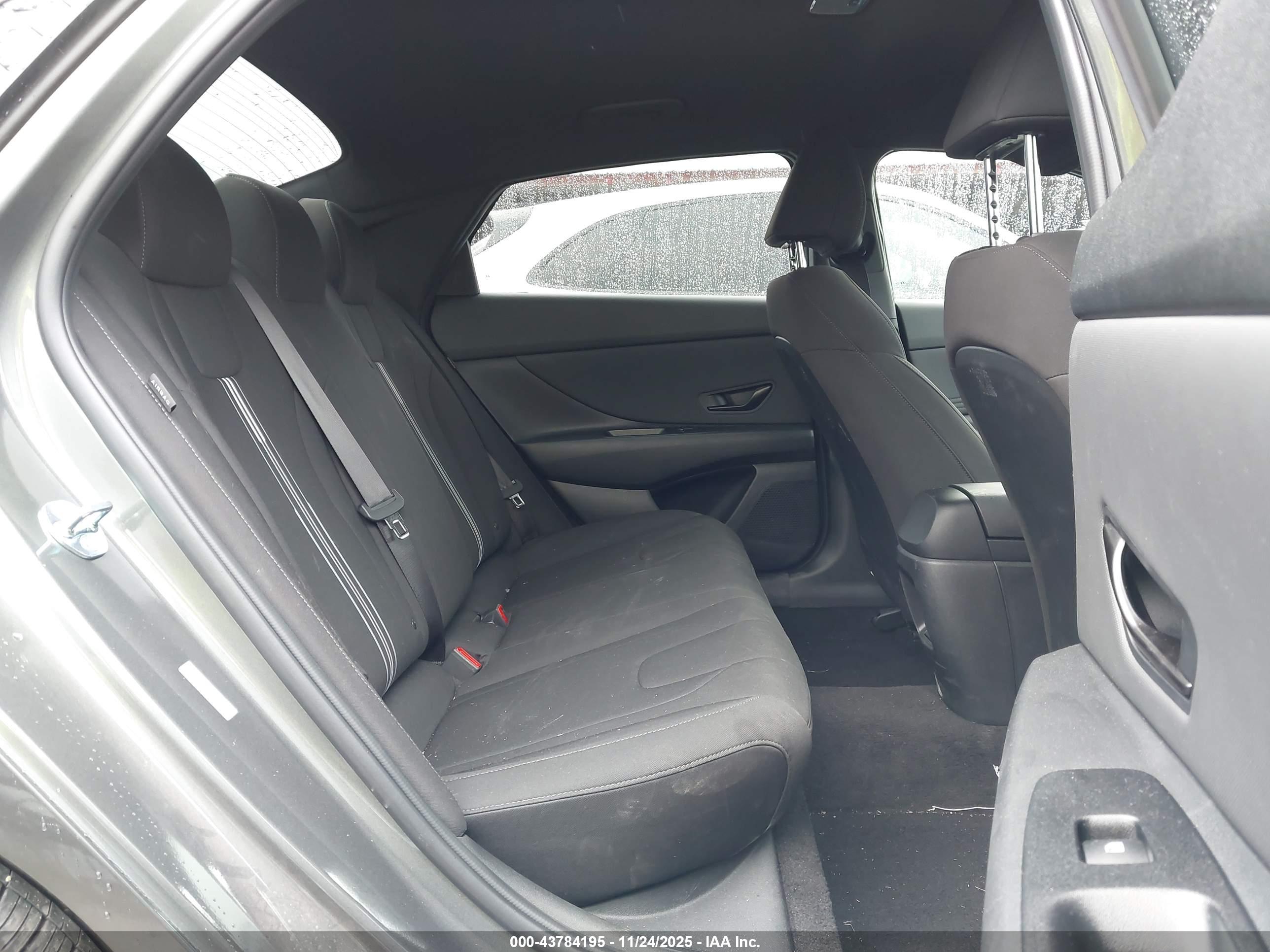 HYUNDAI ELANTRA image 8