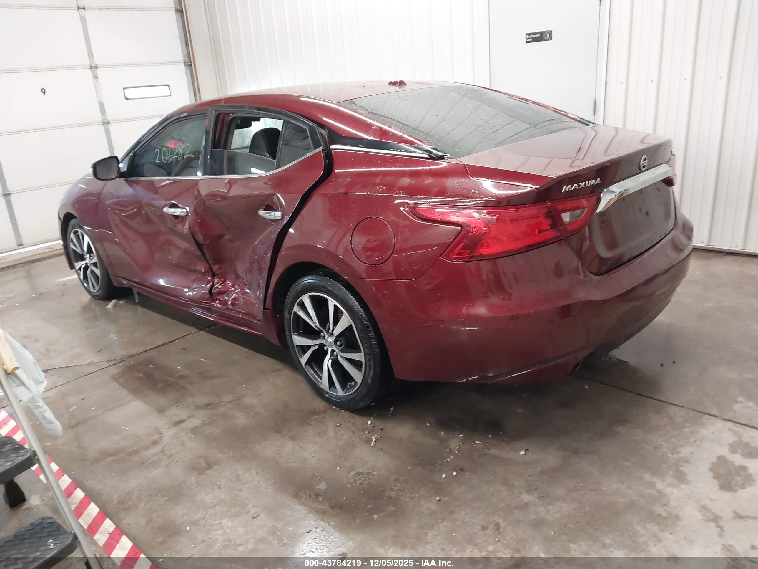 NISSAN MAXIMA image 3