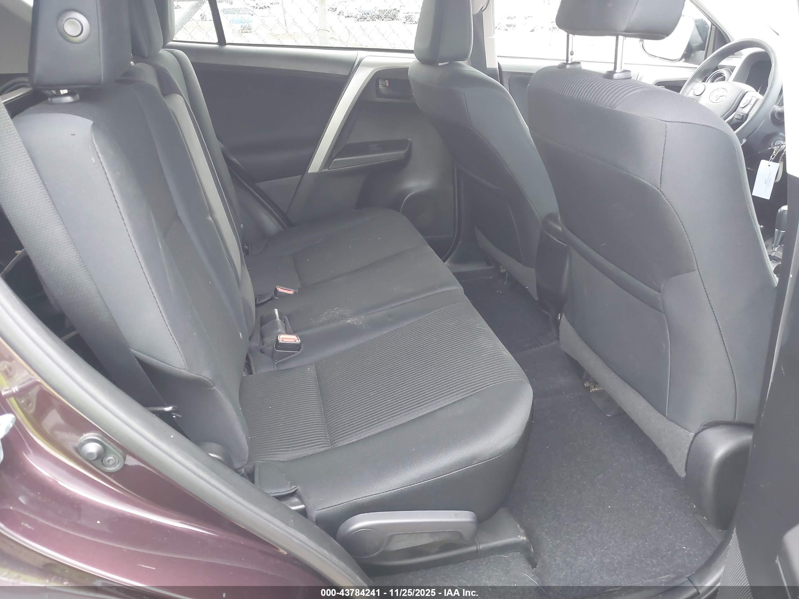 TOYOTA RAV4 image 8