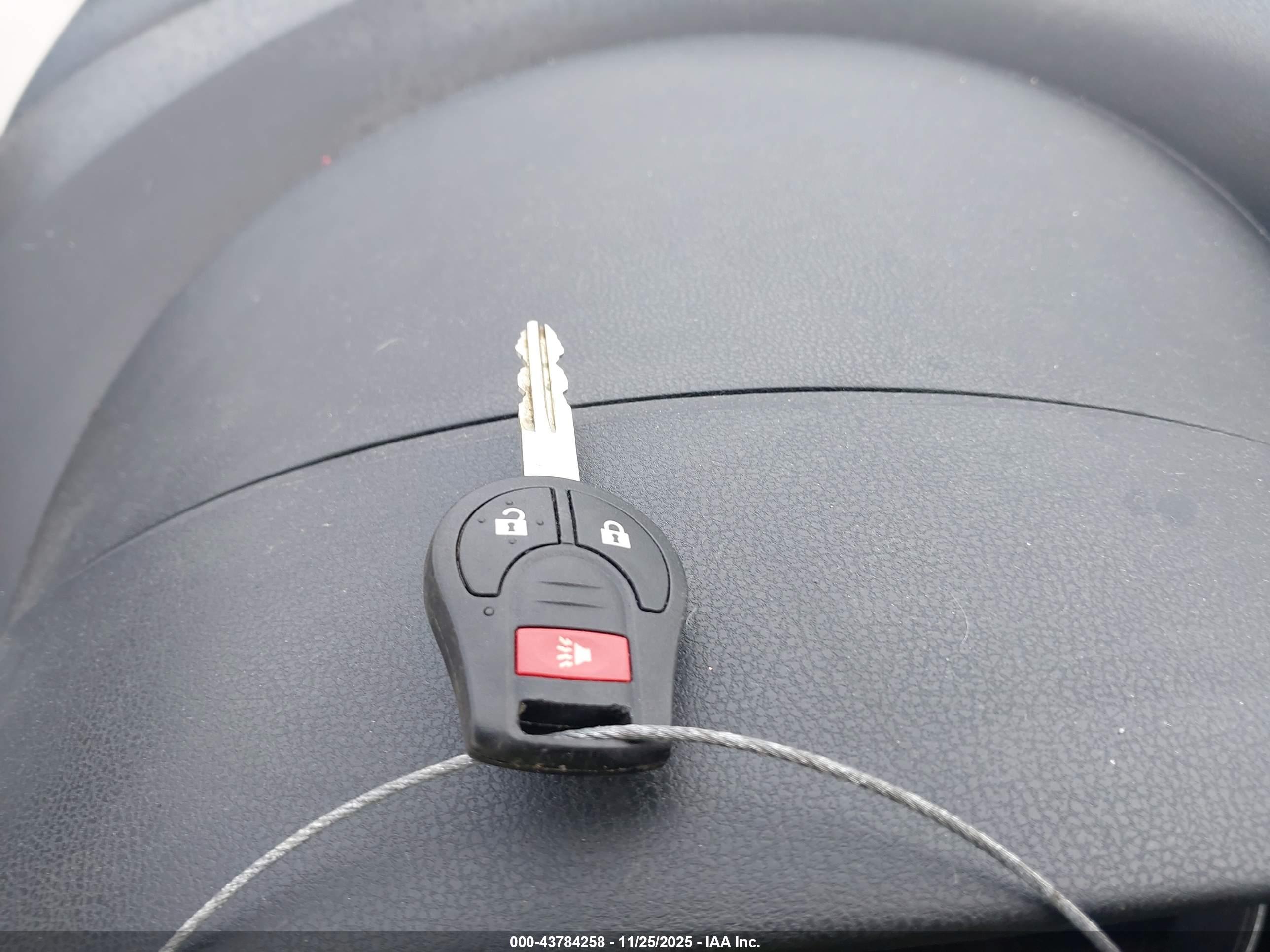 NISSAN VERSA image 11