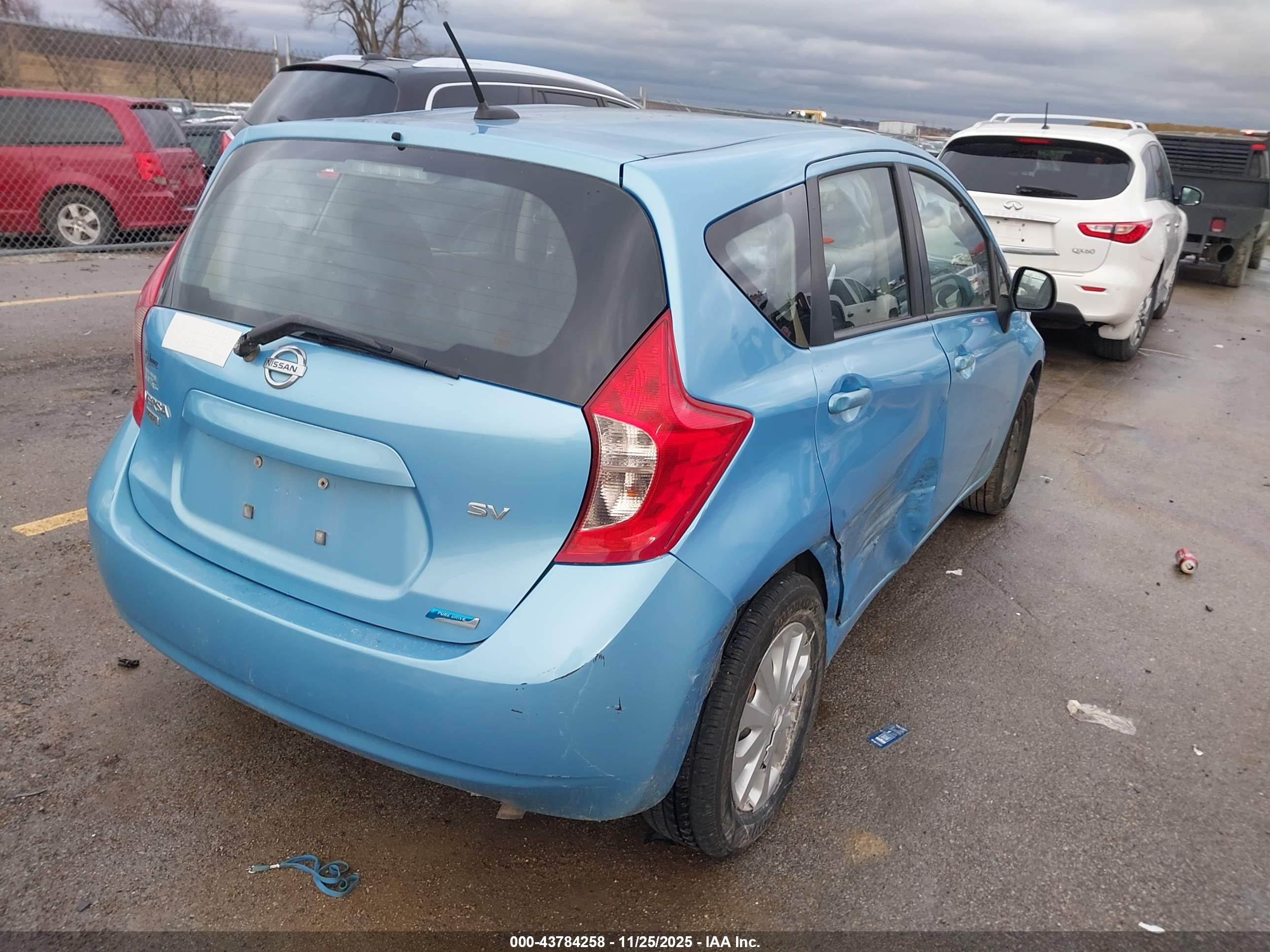 NISSAN VERSA image 4