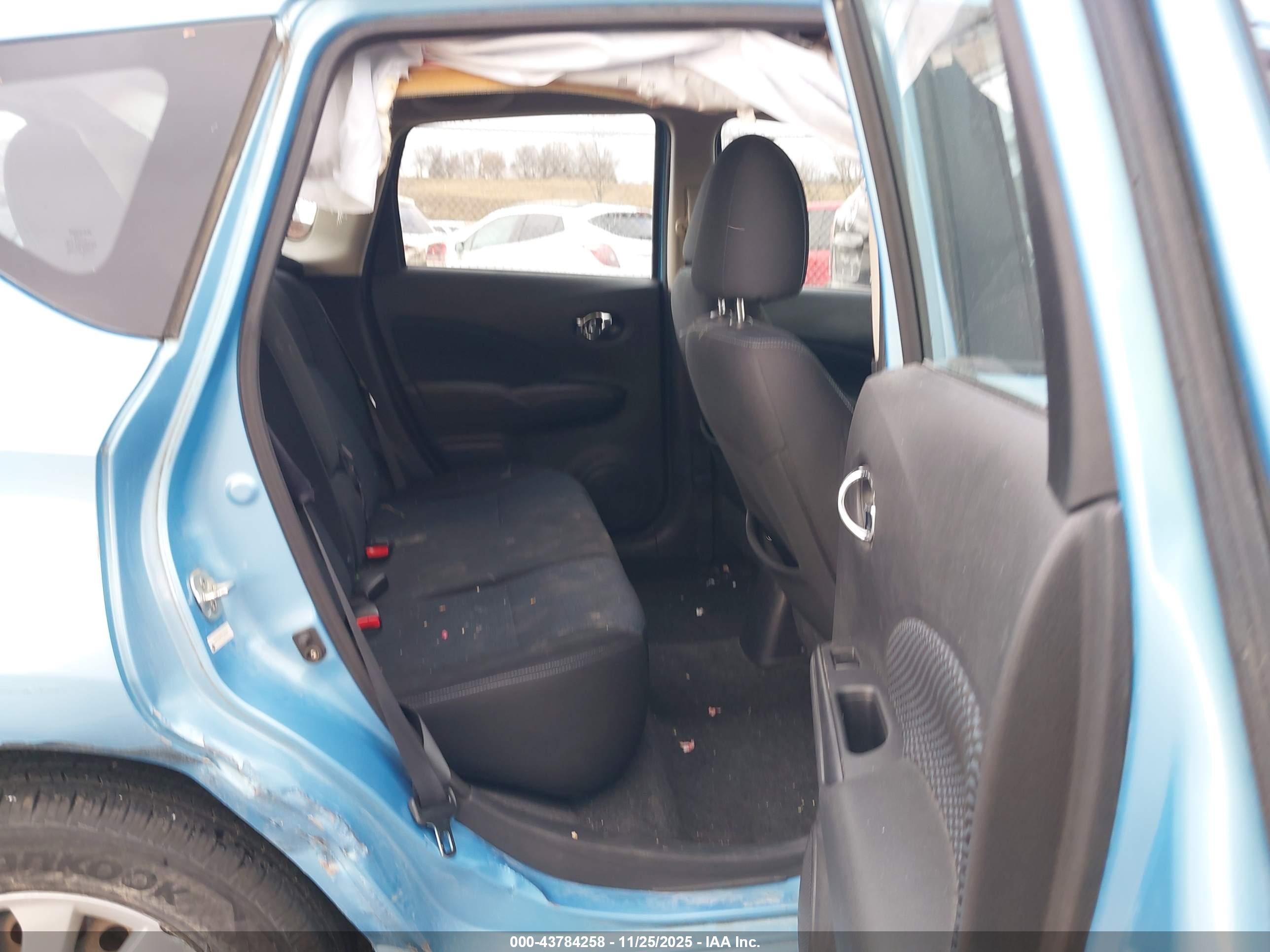 NISSAN VERSA image 8