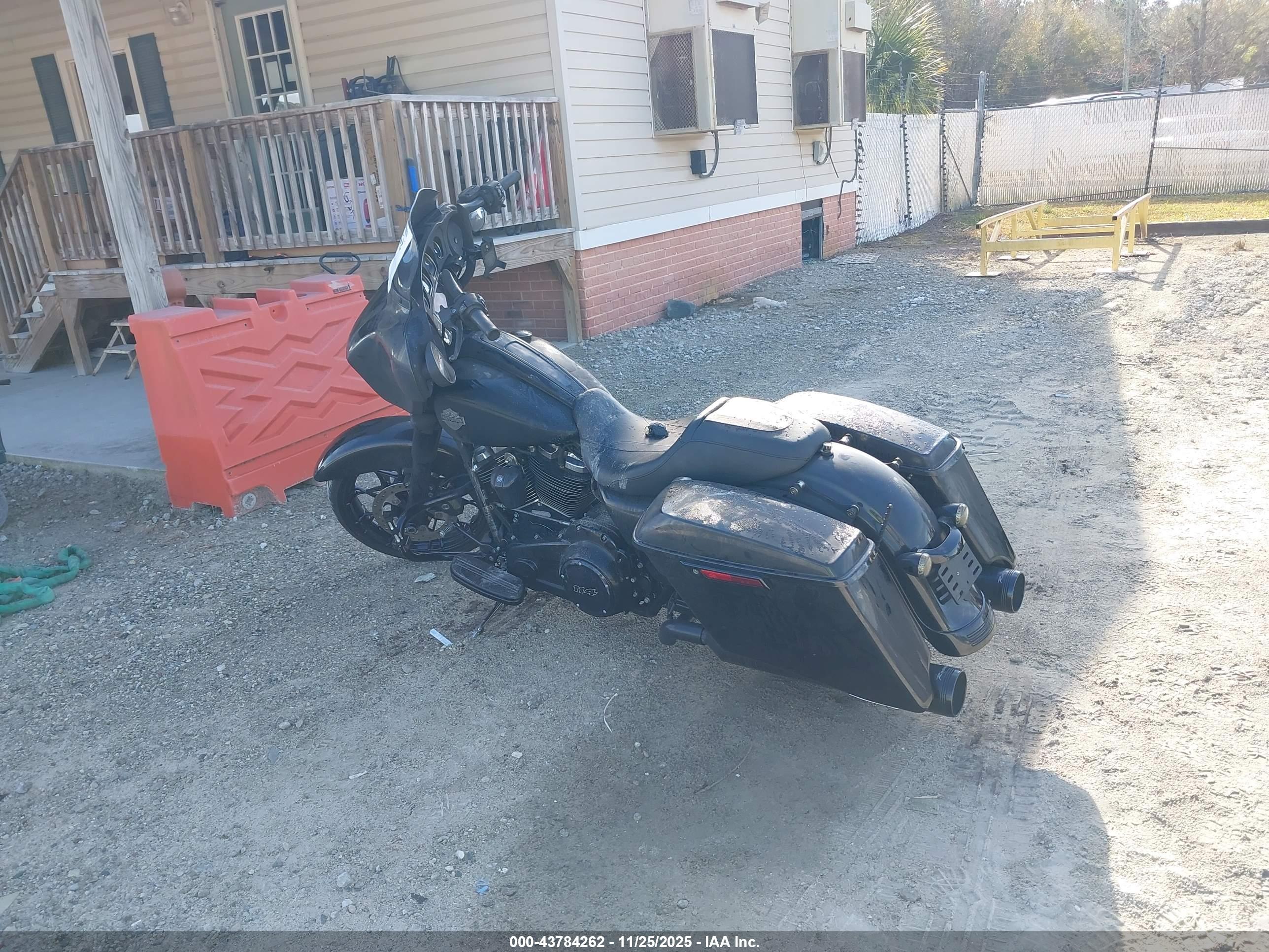 HARLEY-DAVIDSON FLHXS image 3