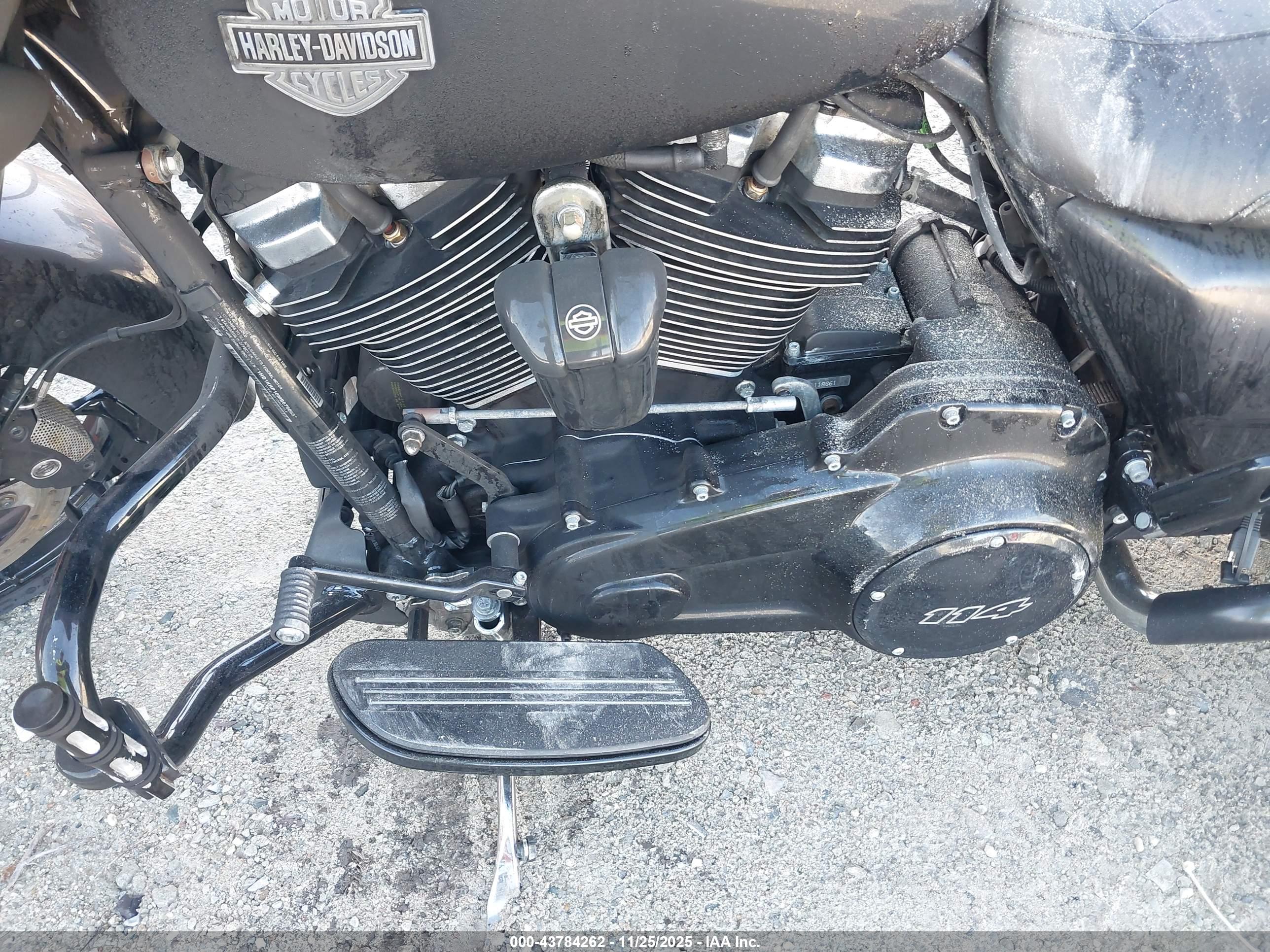 HARLEY-DAVIDSON FLHXS image 9