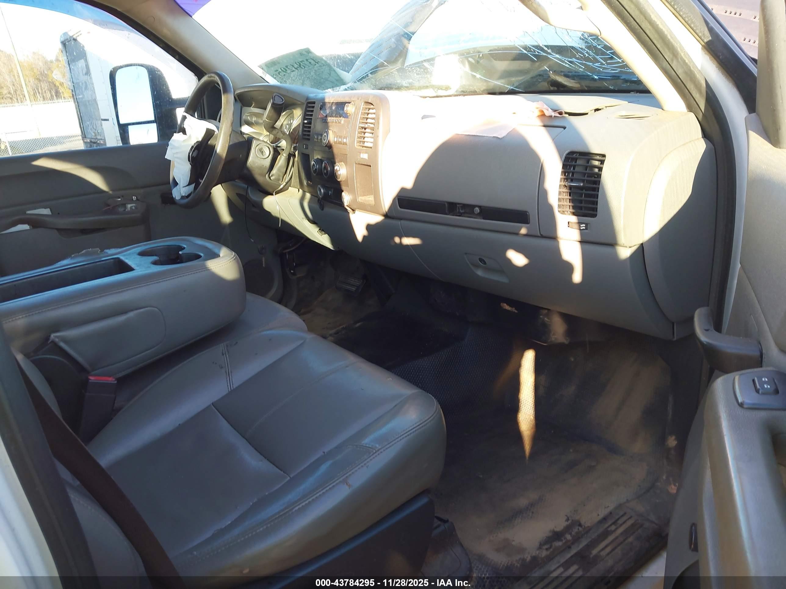 CHEVROLET SILVERADO image 5
