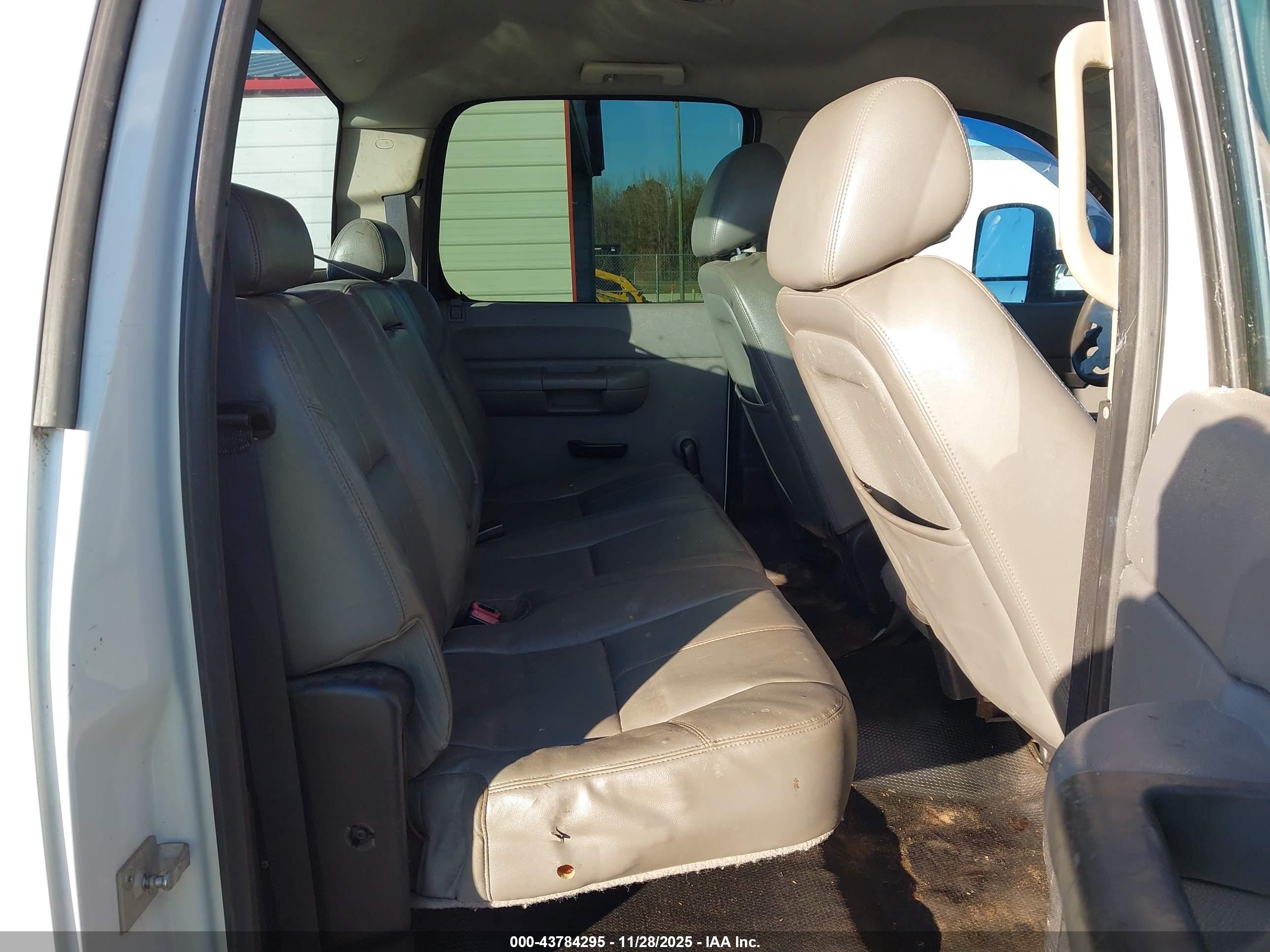 CHEVROLET SILVERADO image 8
