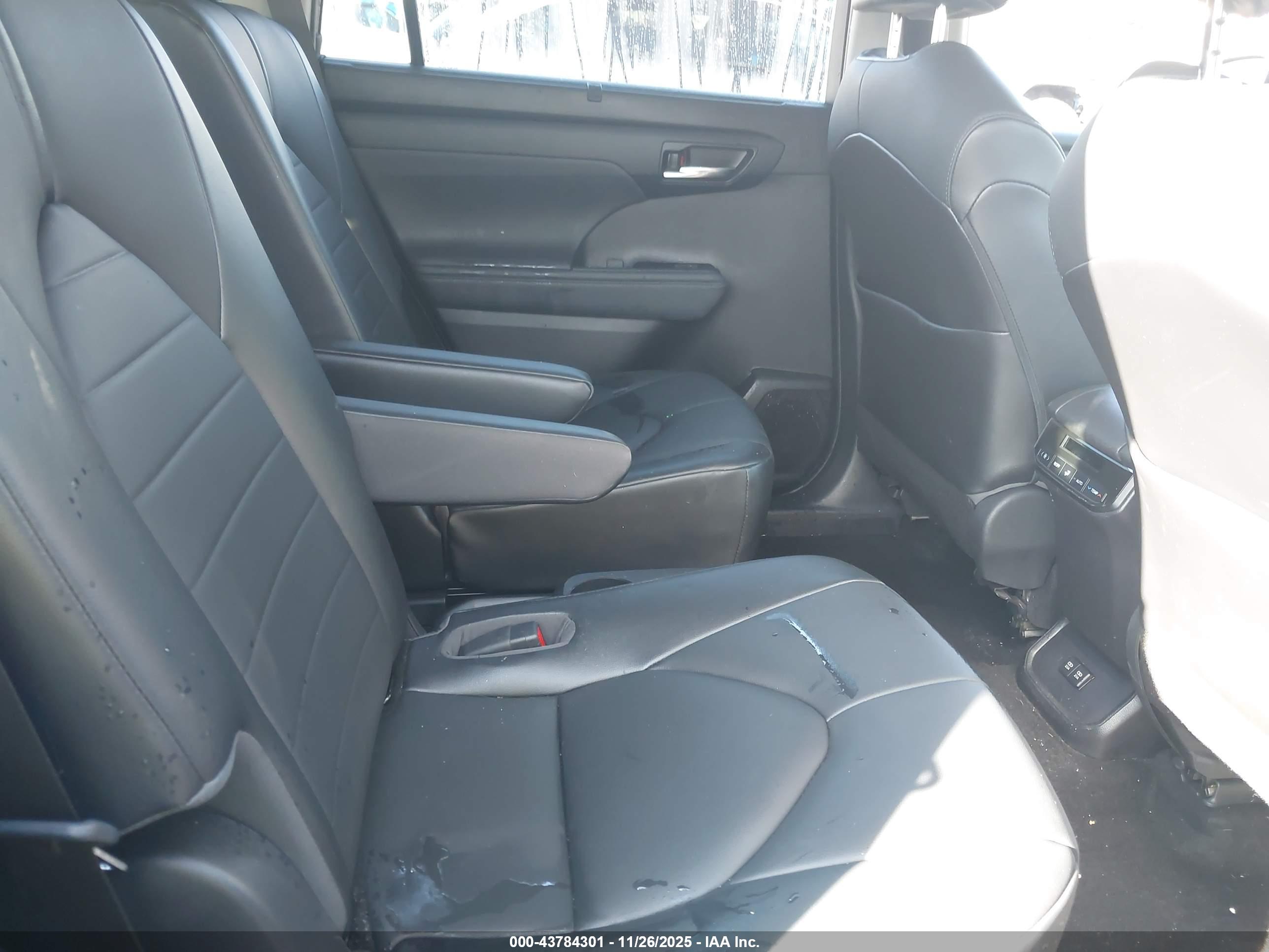 TOYOTA HIGHLANDER image 8