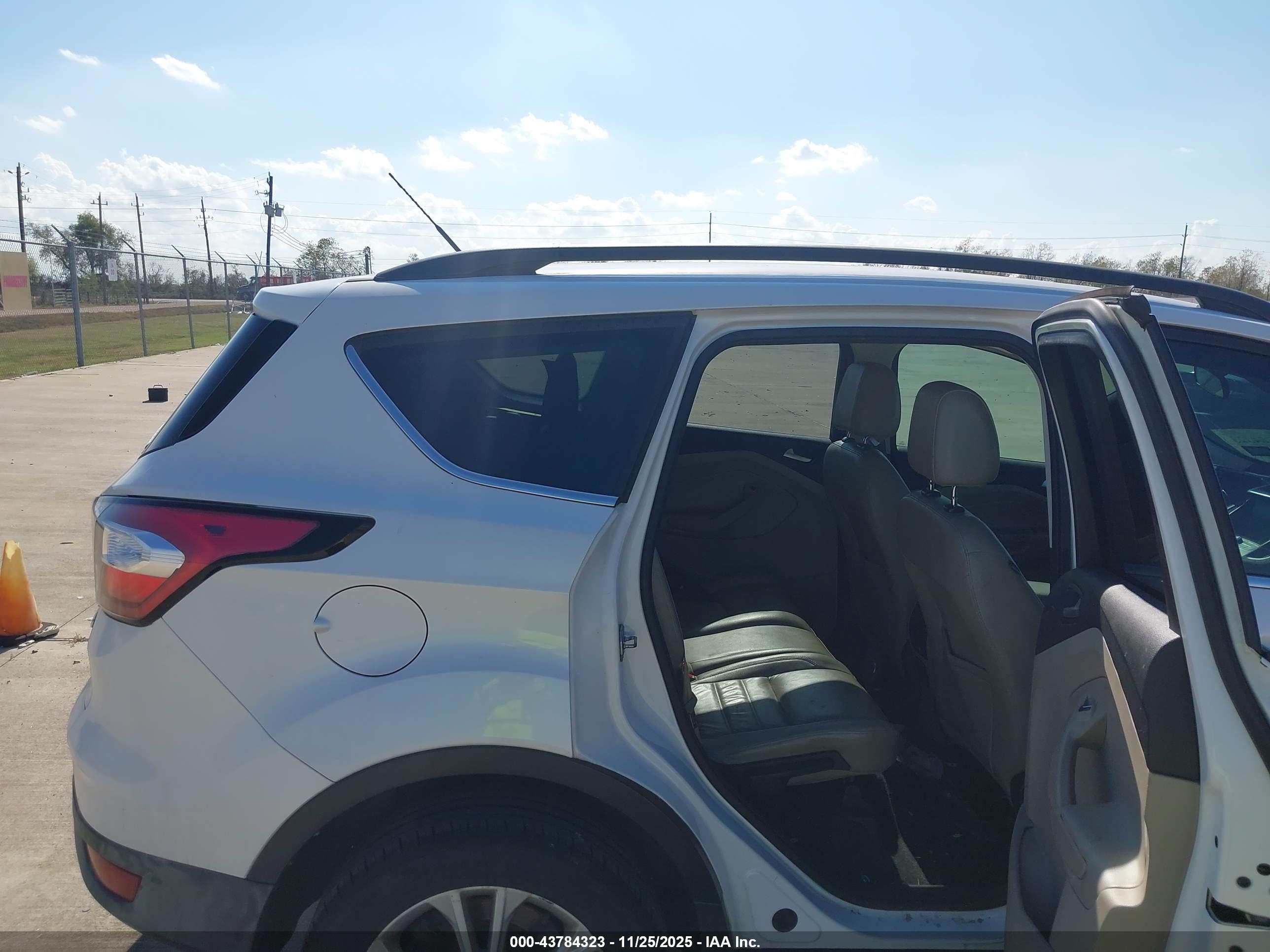 FORD ESCAPE image 8
