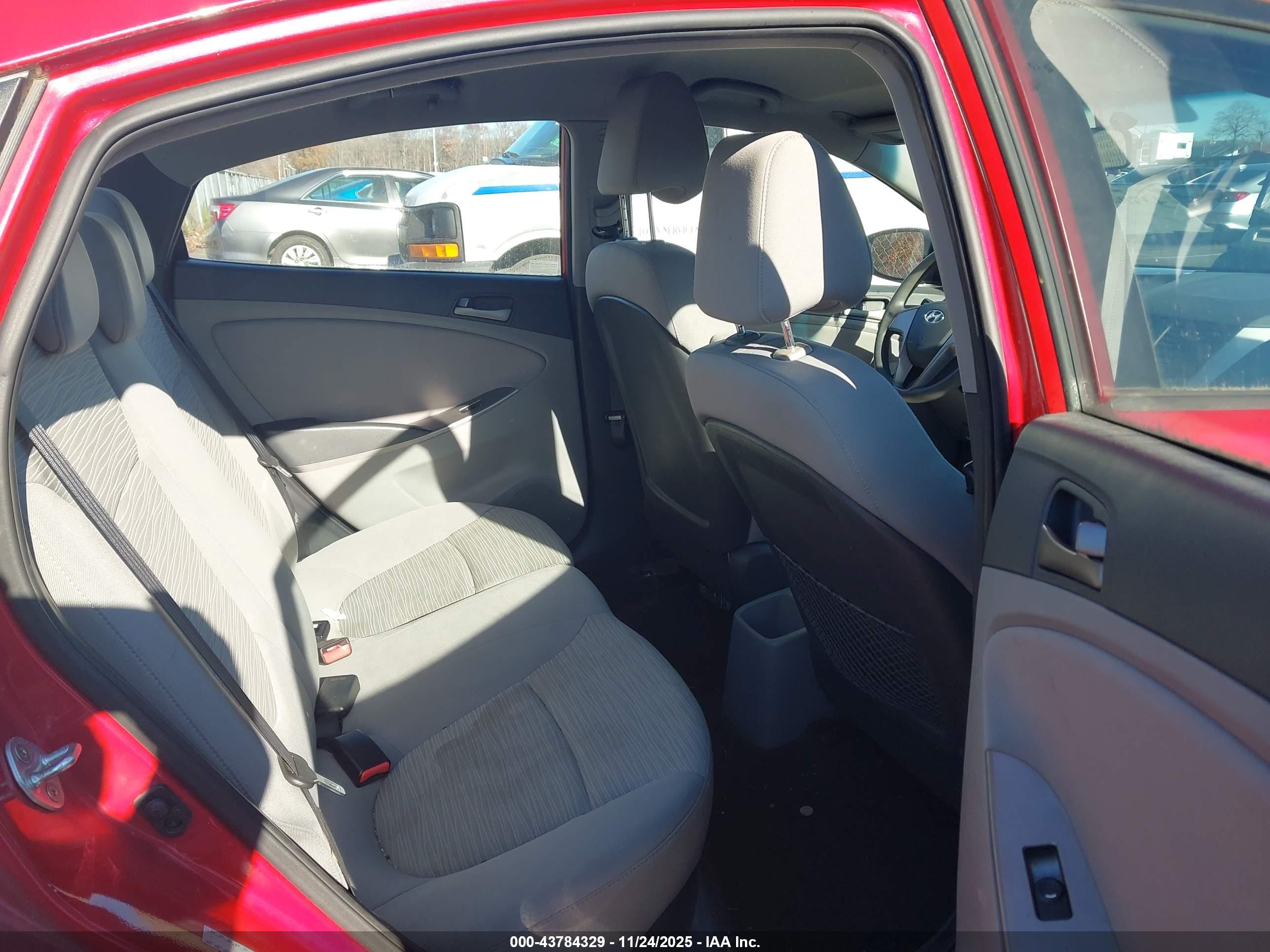HYUNDAI ACCENT image 8