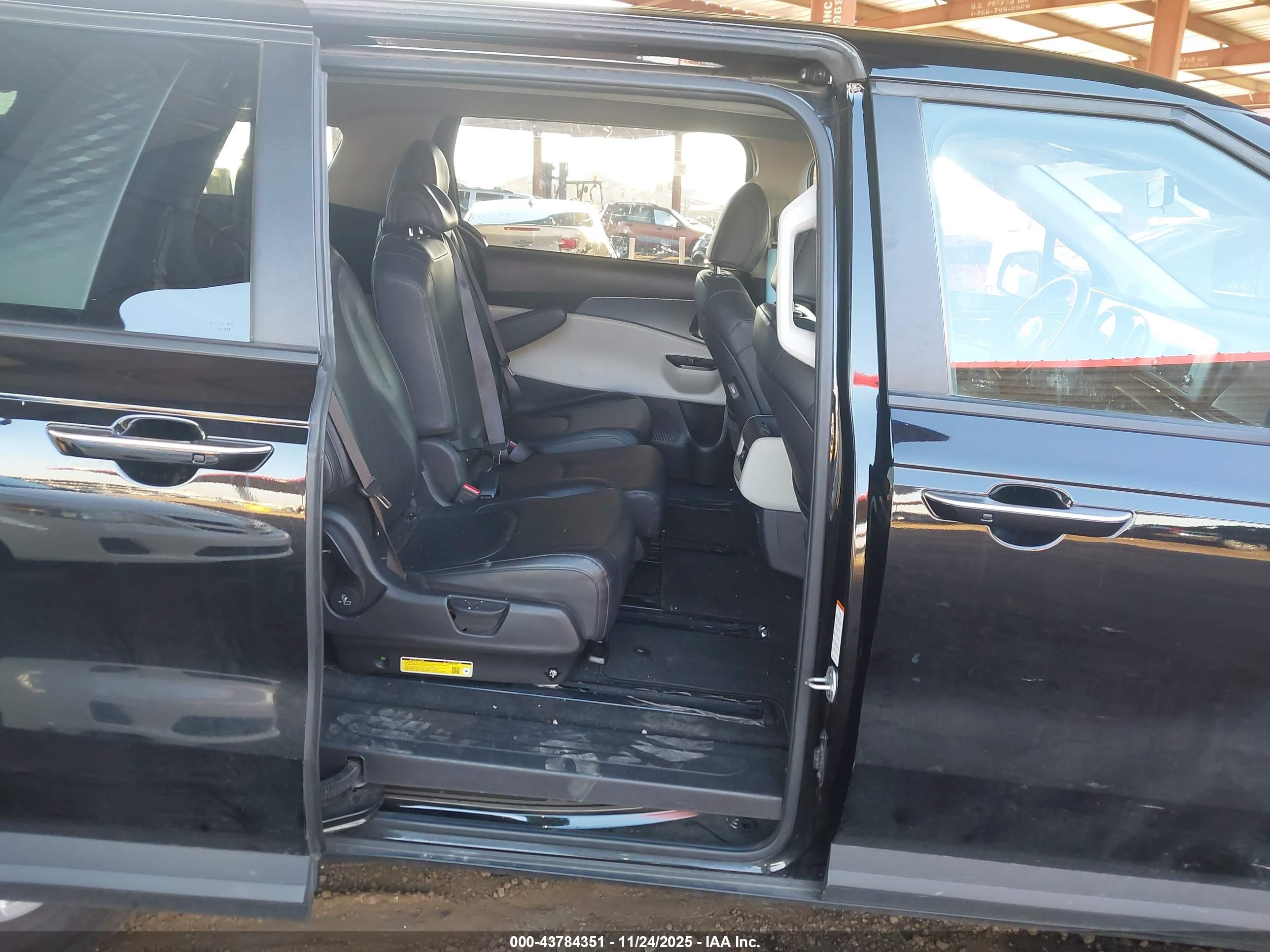 KIA CARNIVAL image 8